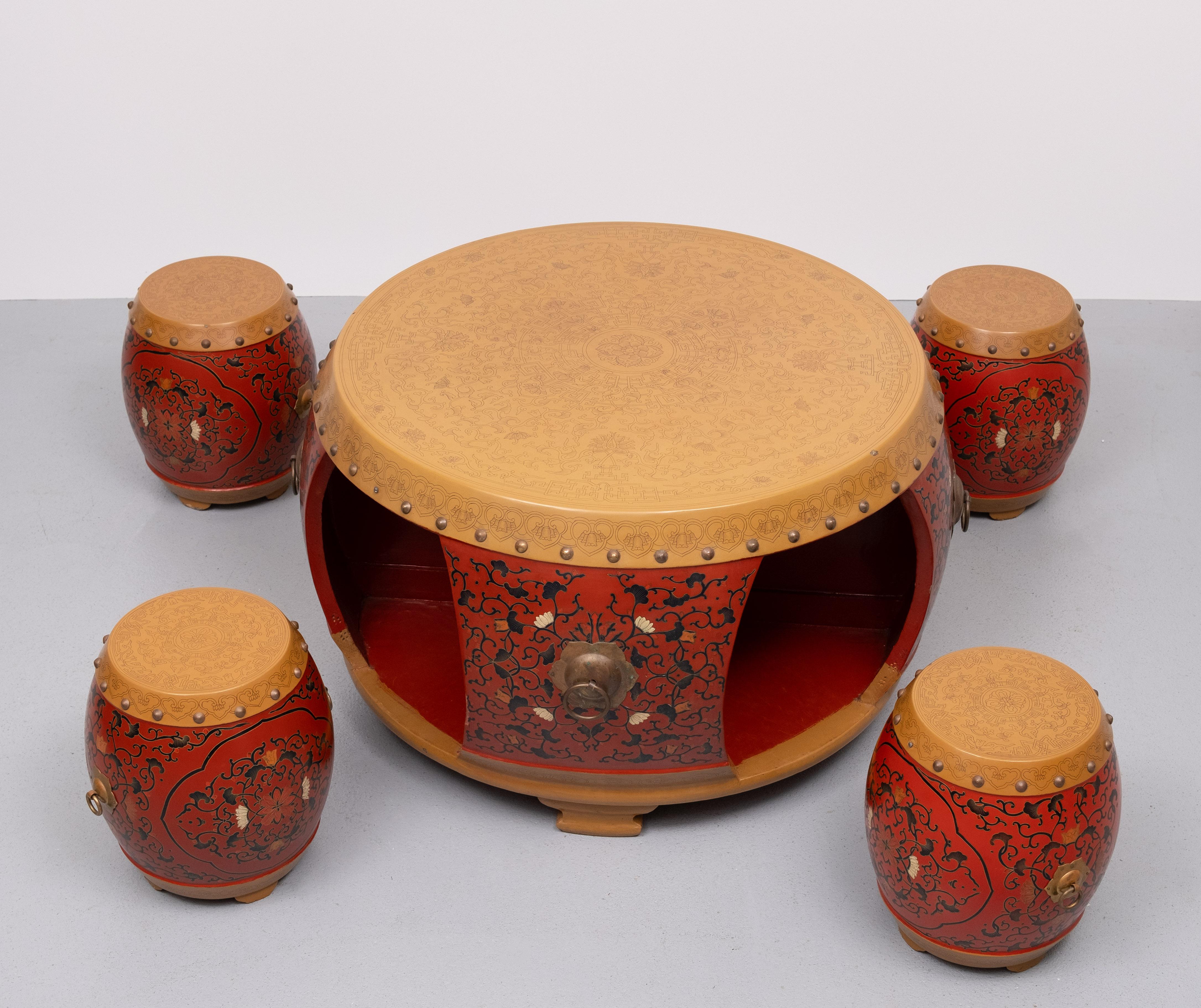 Oriental Drum Table with 4 little stools  1960s In Good Condition For Sale In Den Haag, NL