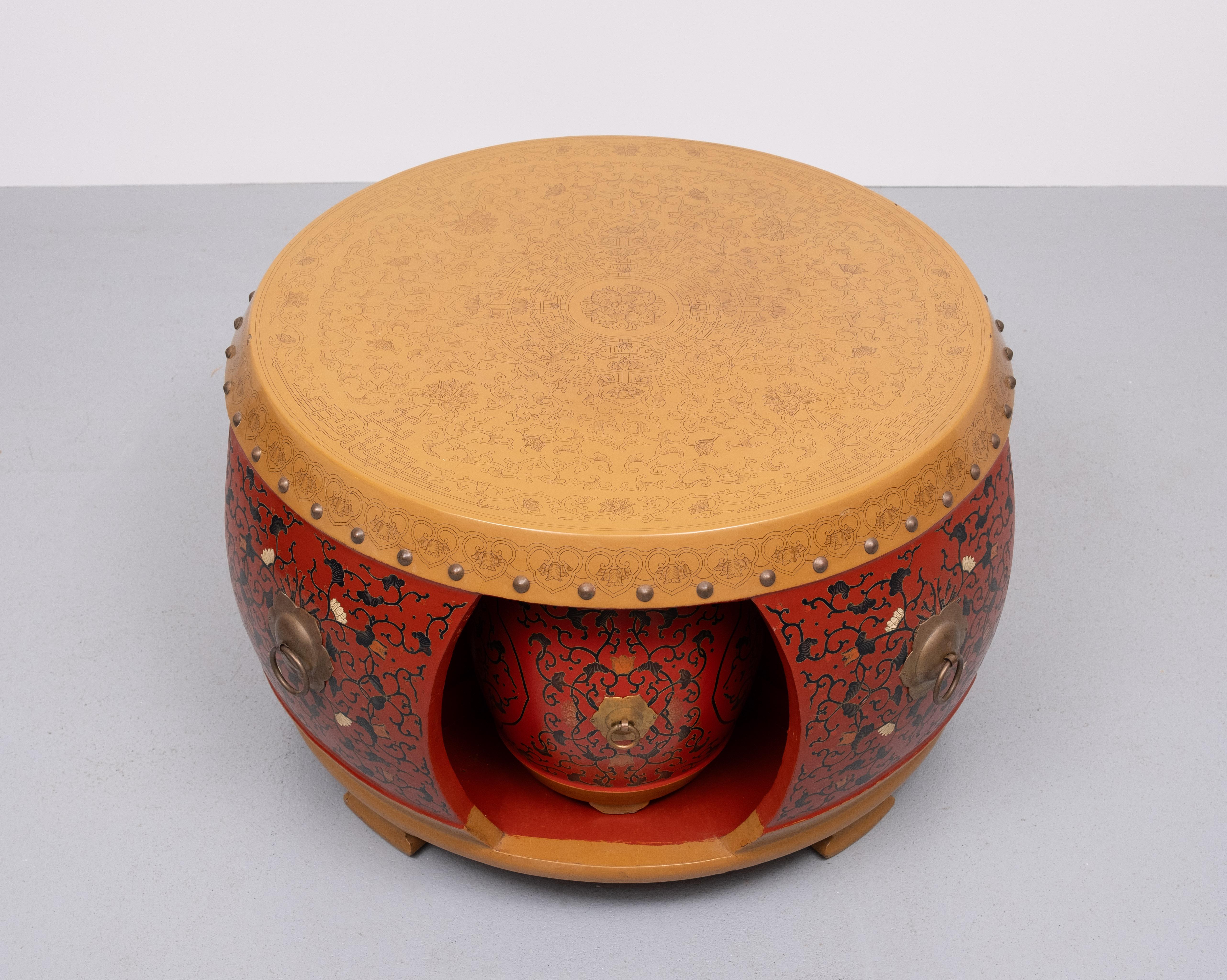 Wood Oriental Drum Table with 4 little stools  1960s For Sale