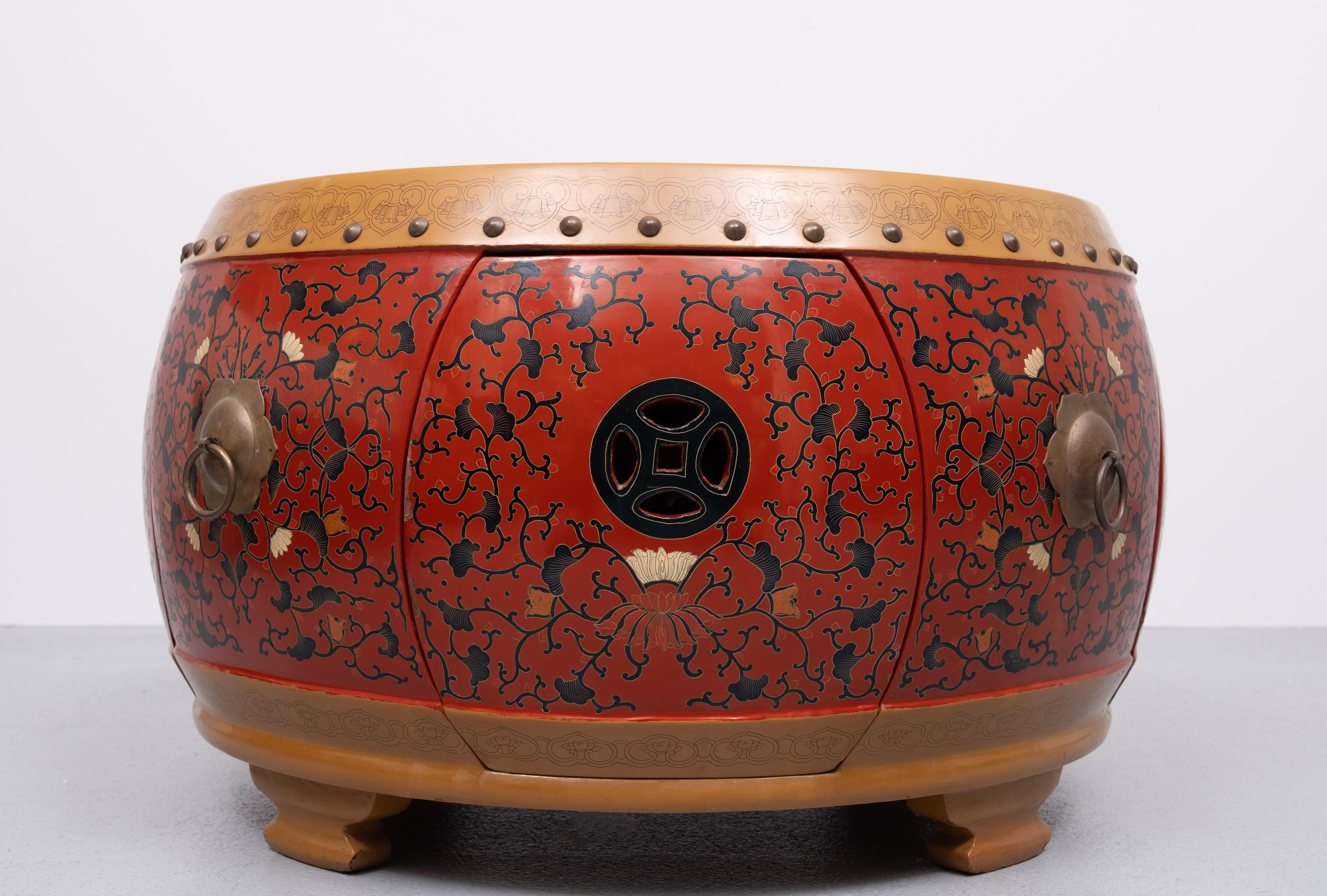 Oriental Drum Table with 4 little stools  1960s For Sale 1
