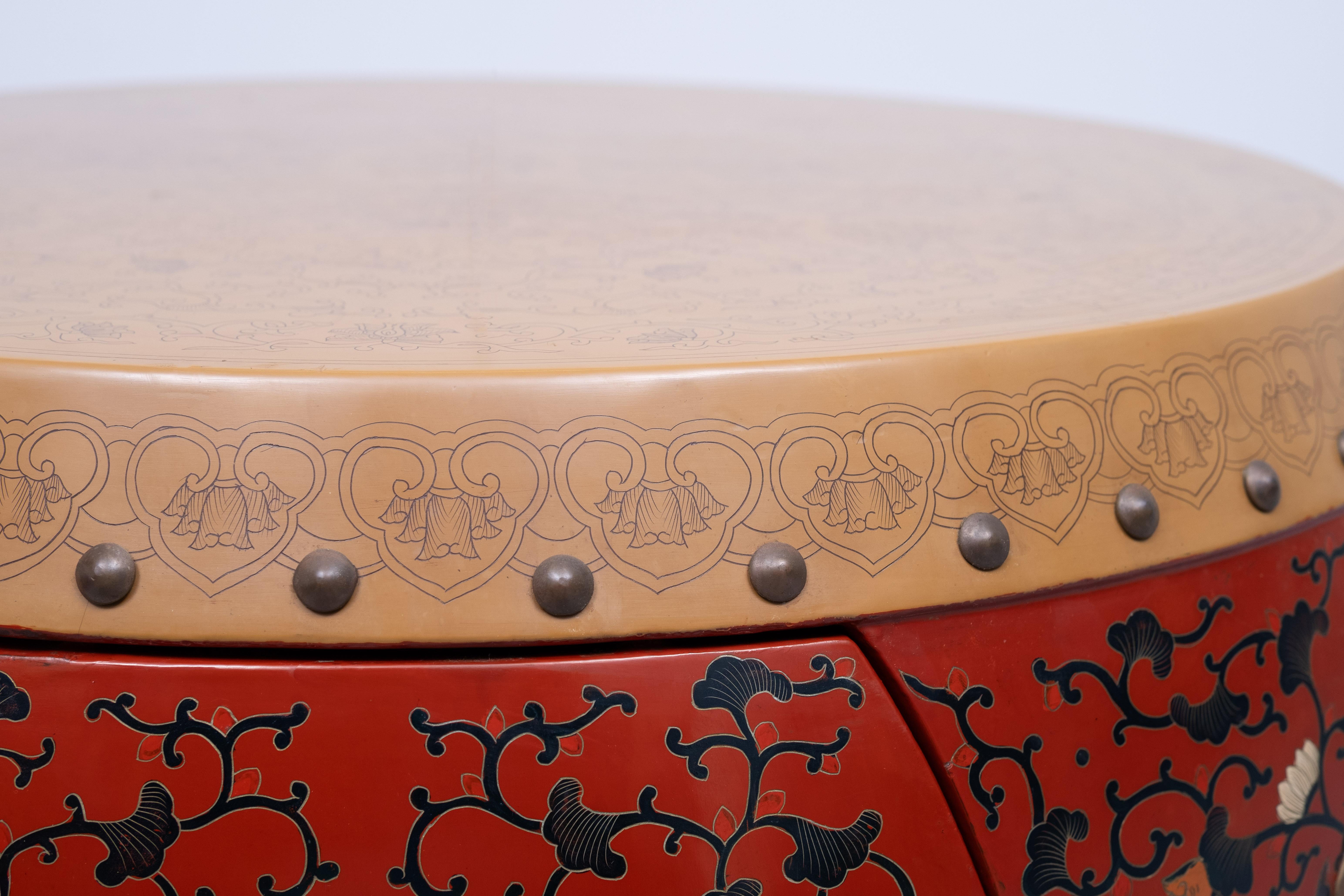 Oriental Drum Table with 4 little stools  1960s For Sale 2