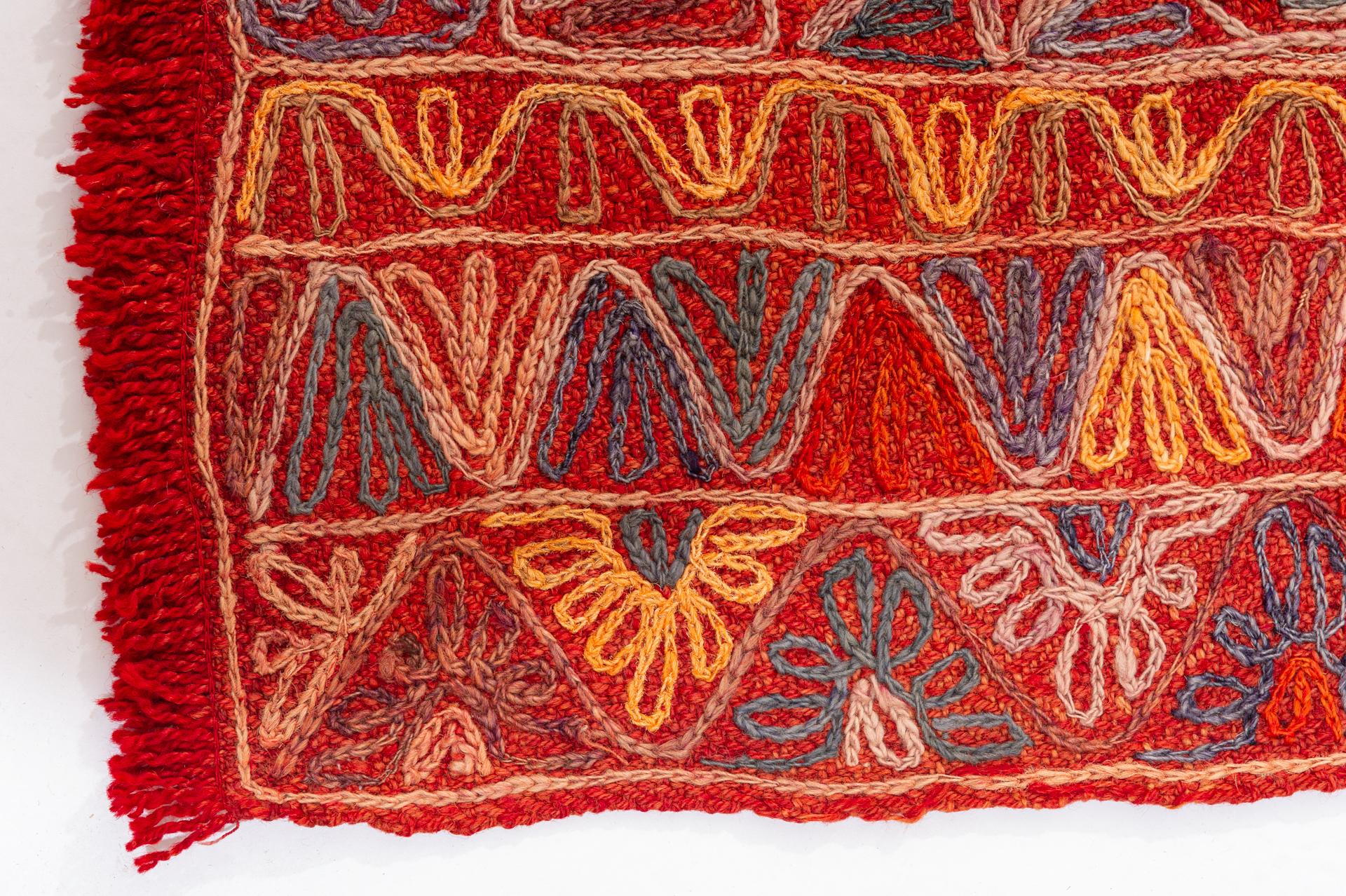 Oriental Embroidered Carpet In Excellent Condition For Sale In Alessandria, Piemonte