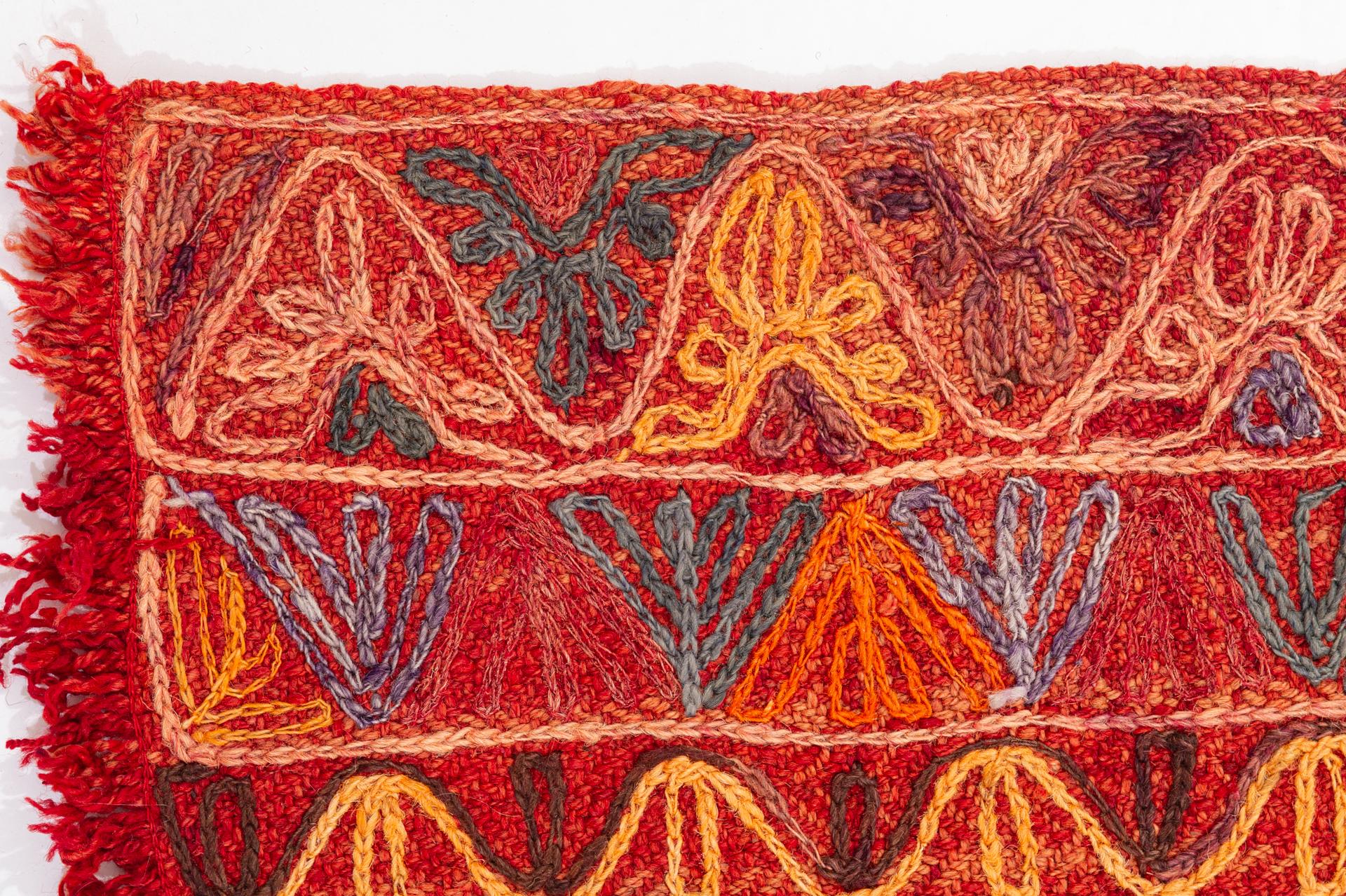 Orientalischer bestickter Teppich im Zustand „Hervorragend“ im Angebot in Alessandria, Piemonte