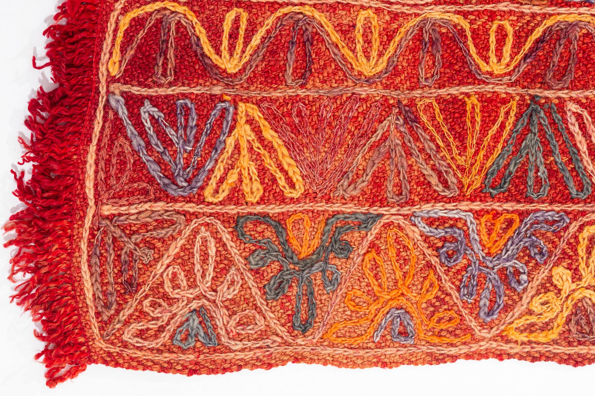 Orientalischer bestickter Teppich (Ende des 20. Jahrhunderts) im Angebot