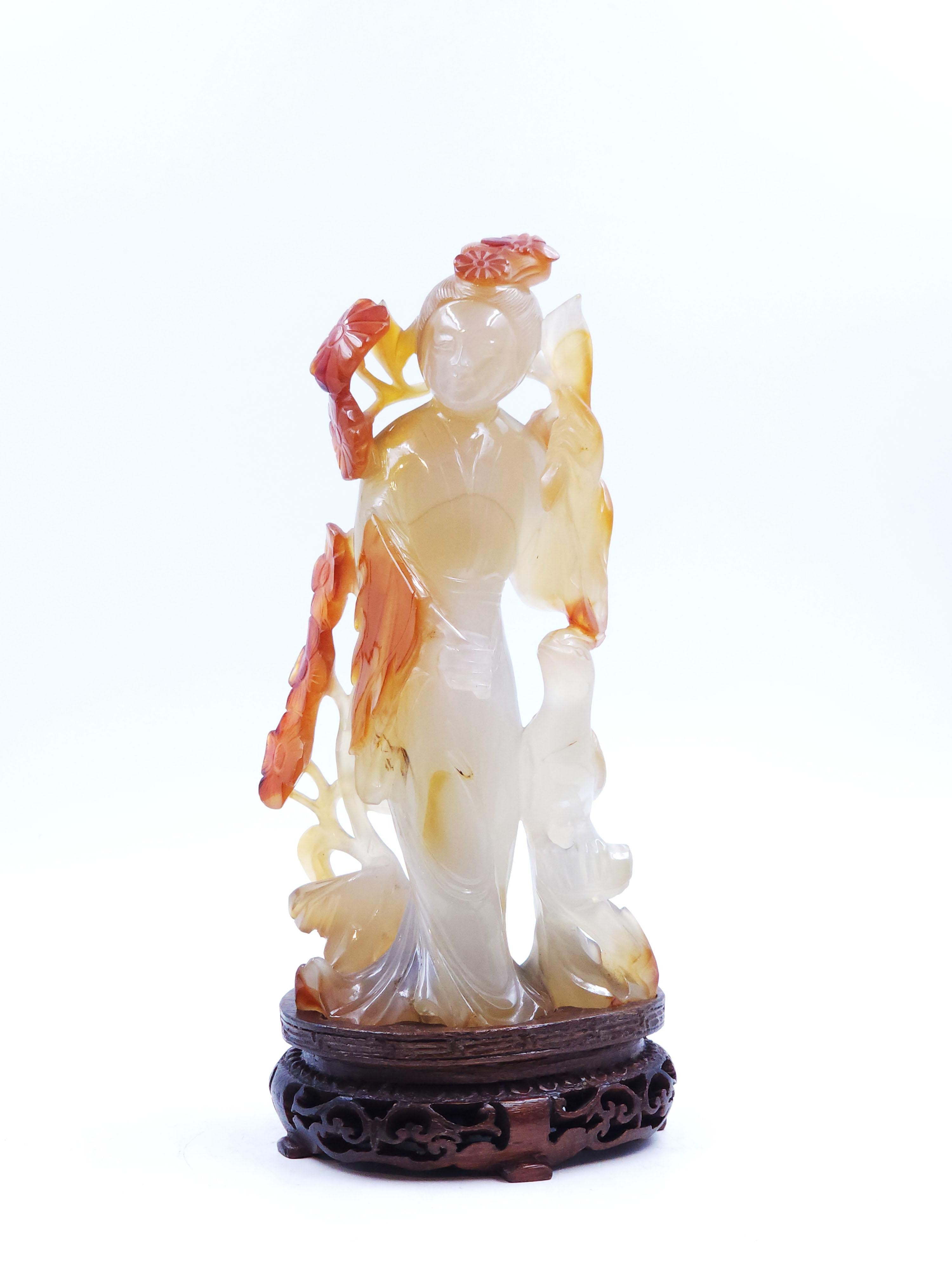 Orientalische Figur, Qing Dynasty, Frau, geschnitzt in Karneol Achat im Angebot 4