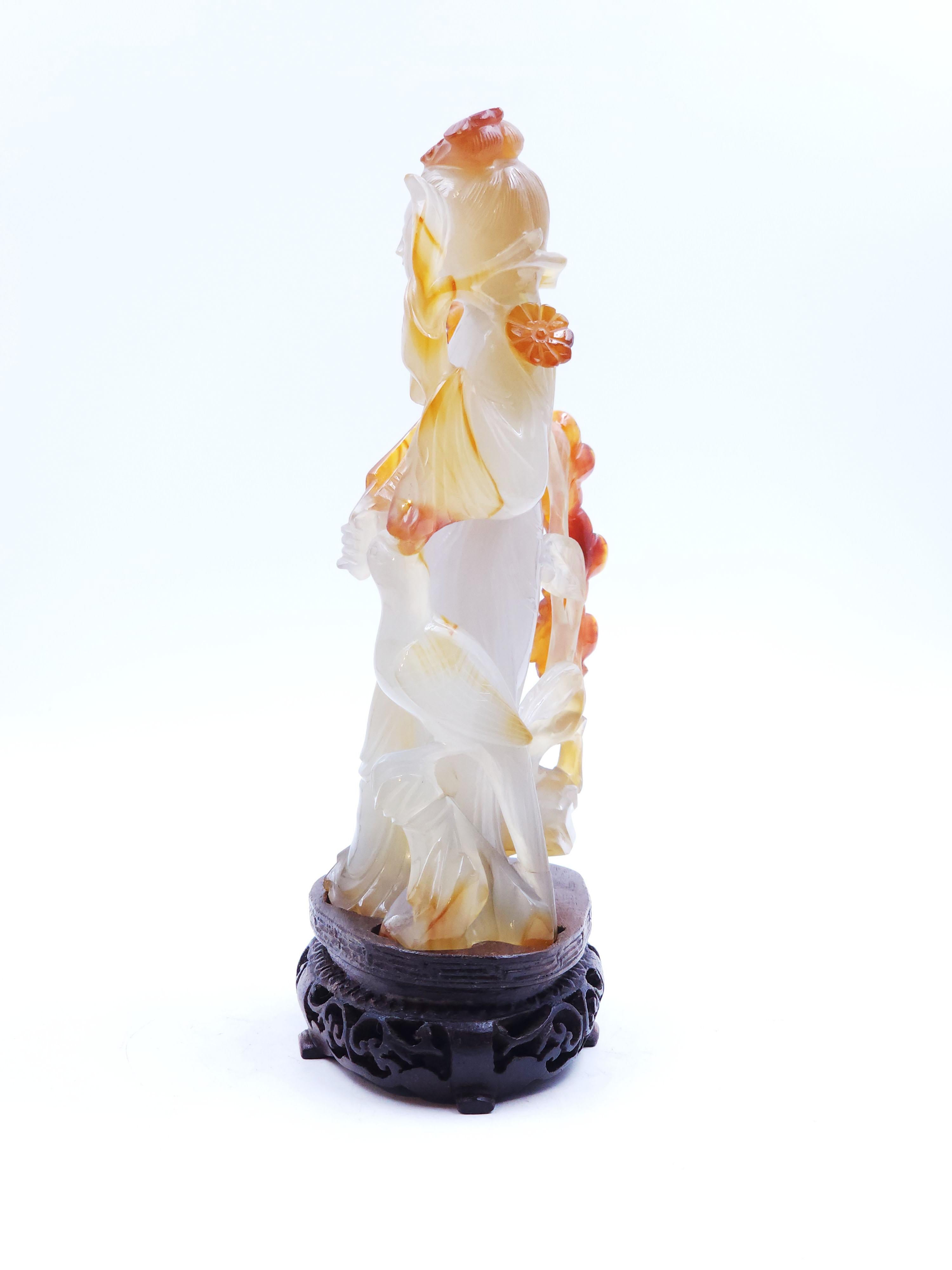 Oriental figure, Qing Dynasty, woman carved in carnelian agate.
Carved carnelian agate figure that represents an oriental woman surrounded by flowers and next to her a long-tailed bird, holding branches in both hands.
Measures:
With base:
Height: 18