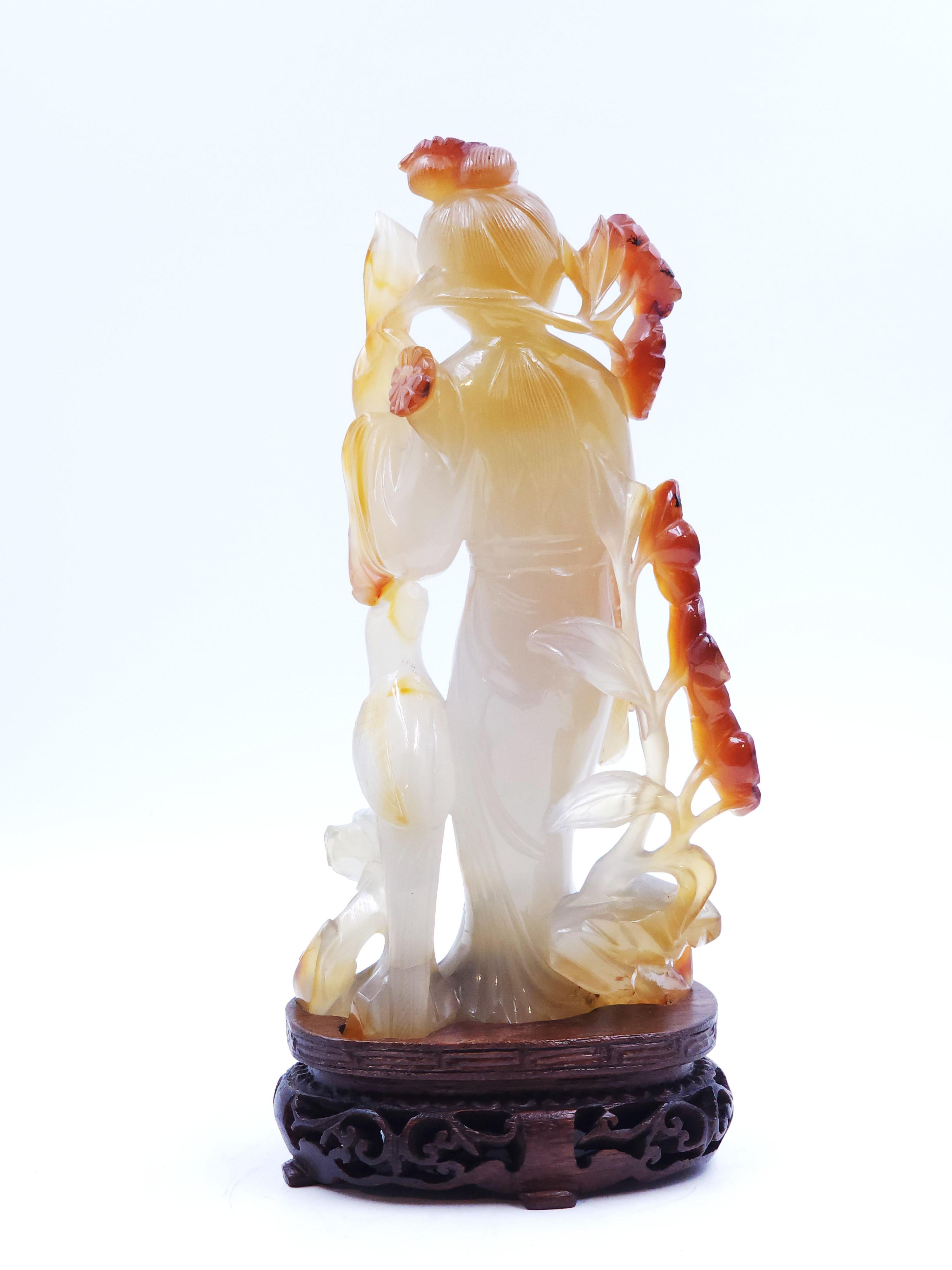 Orientalische Figur, Qing Dynasty, Frau, geschnitzt in Karneol Achat (Handgeschnitzt) im Angebot