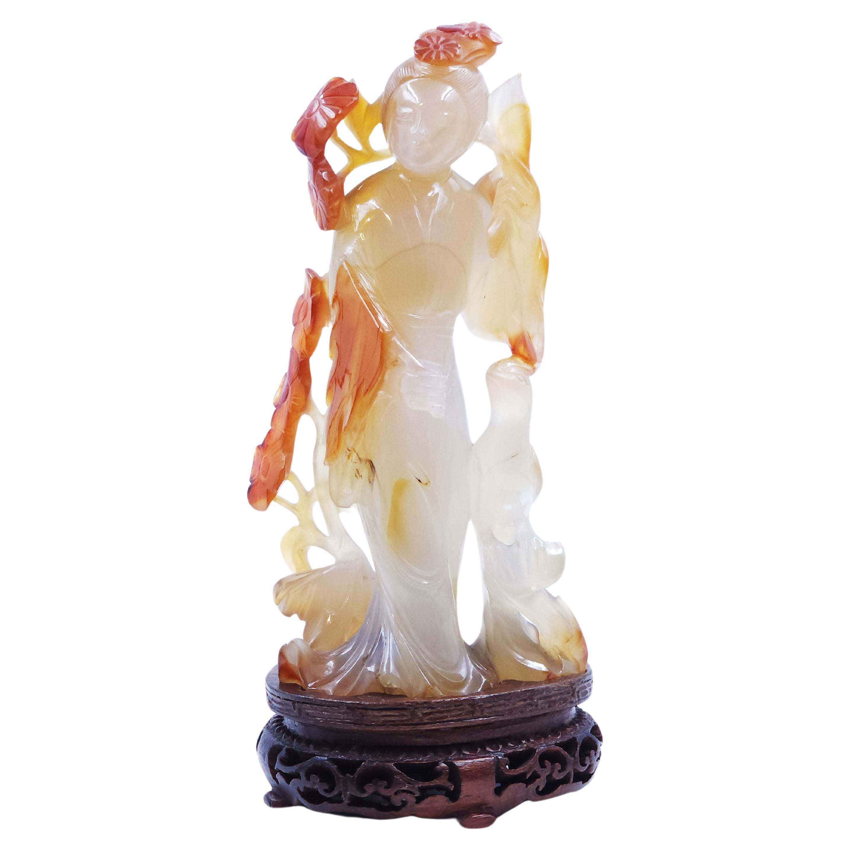 Orientalische Figur, Qing Dynasty, Frau, geschnitzt in Karneol Achat im Angebot