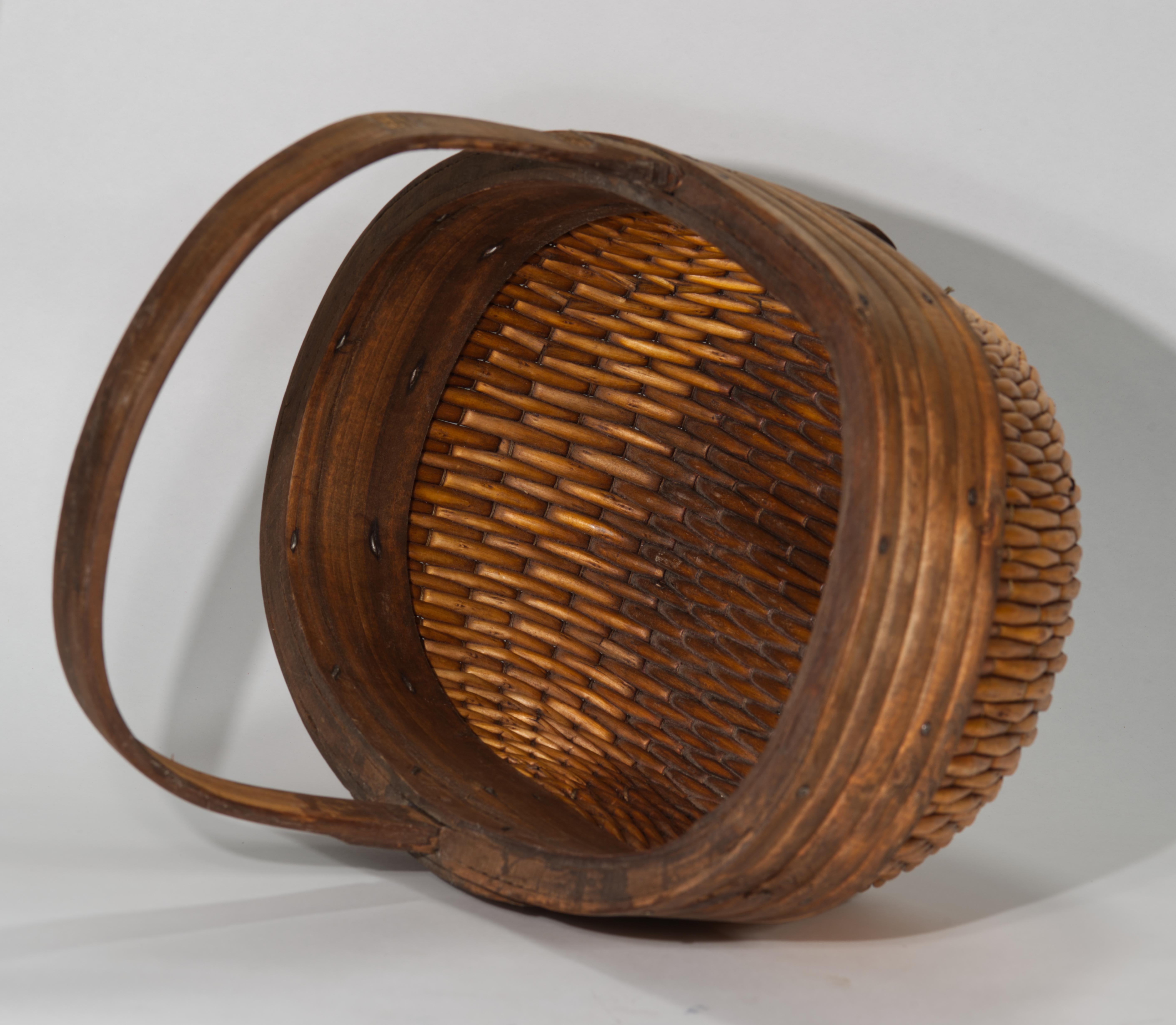 Cesta oriental de pescador con asa grande de madera Chinoiserie en venta