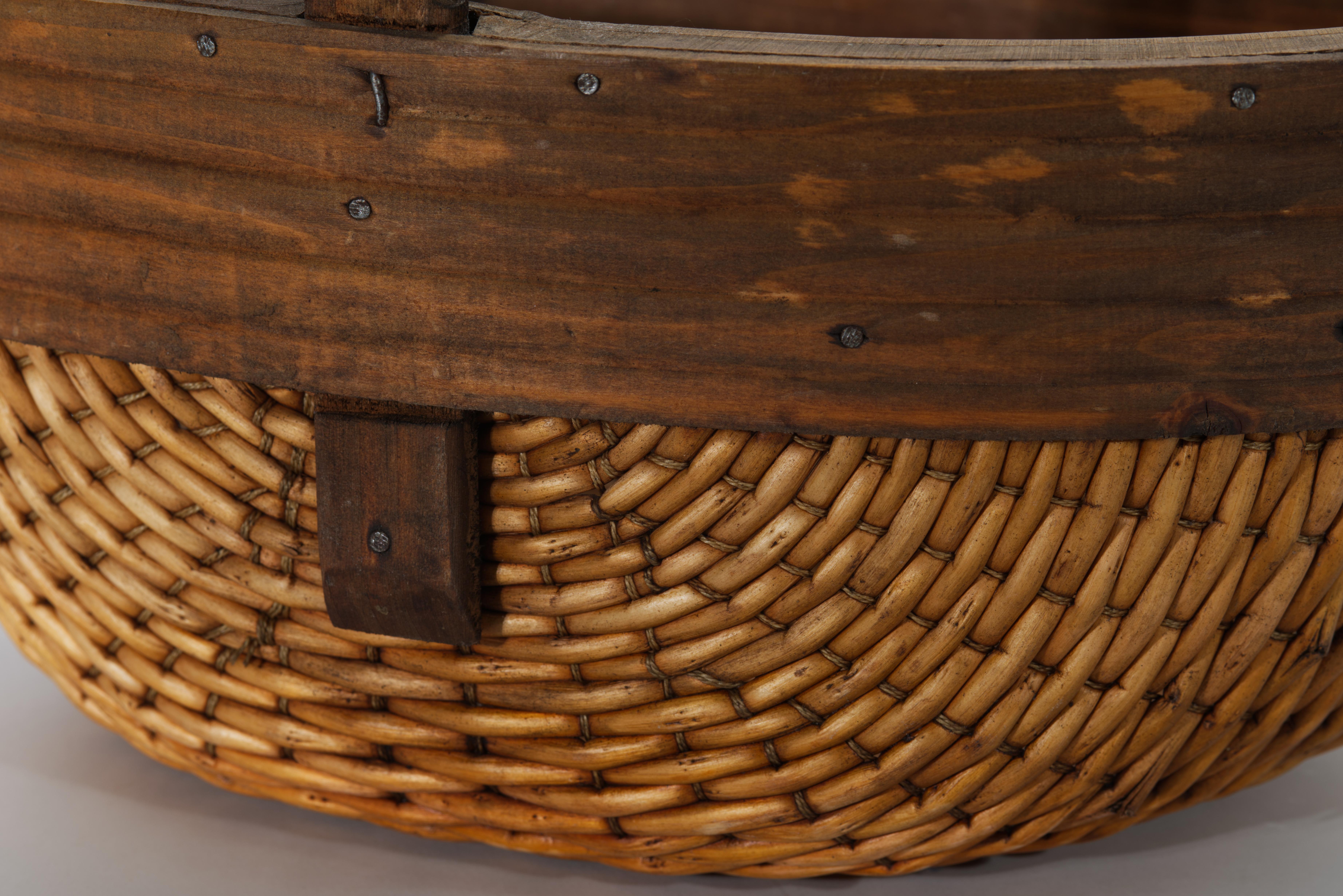 Cesta oriental de pescador con asa grande de madera en Bueno estado para la venta en Clifton Springs, NY