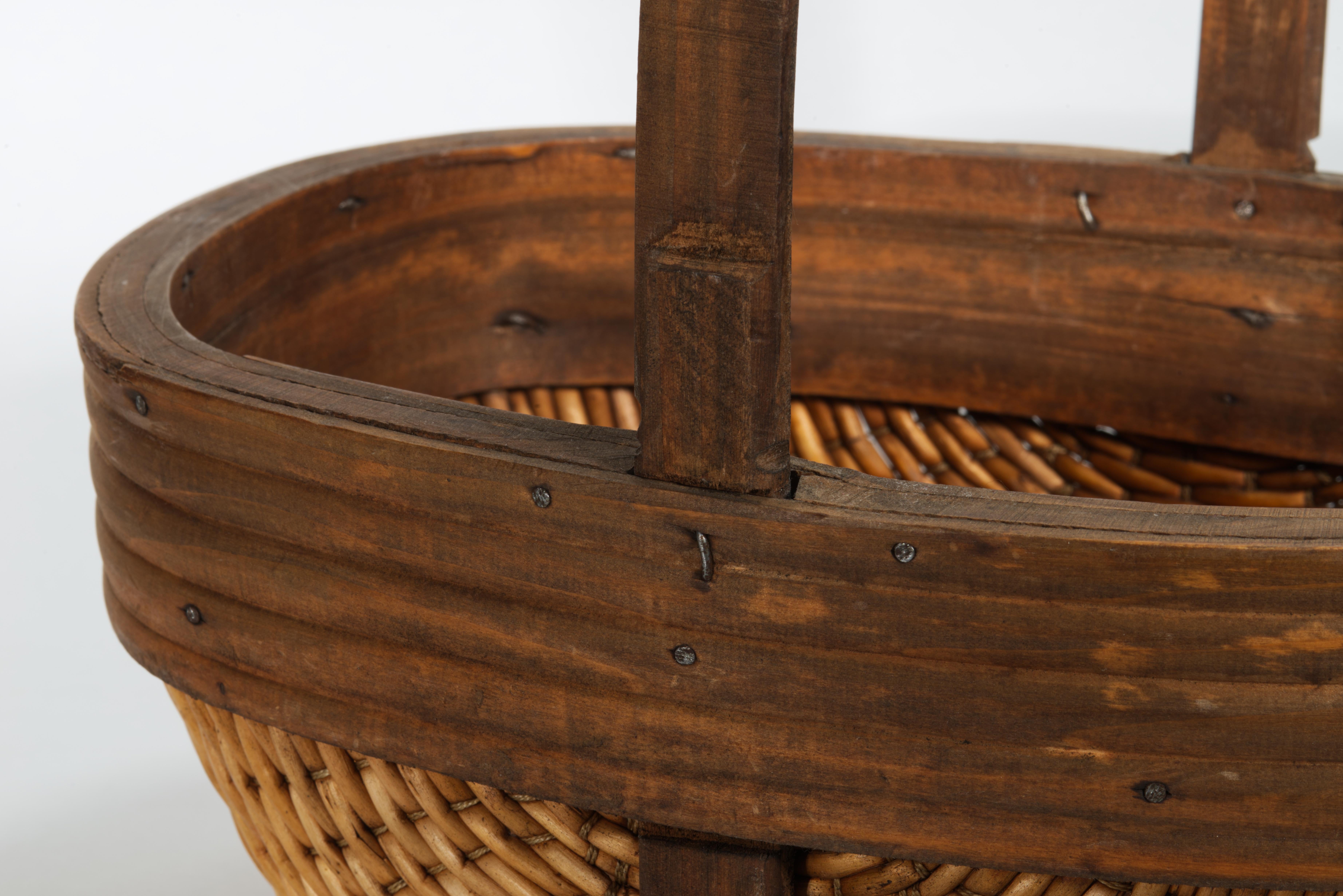 Cesta oriental de pescador con asa grande de madera siglo XX en venta