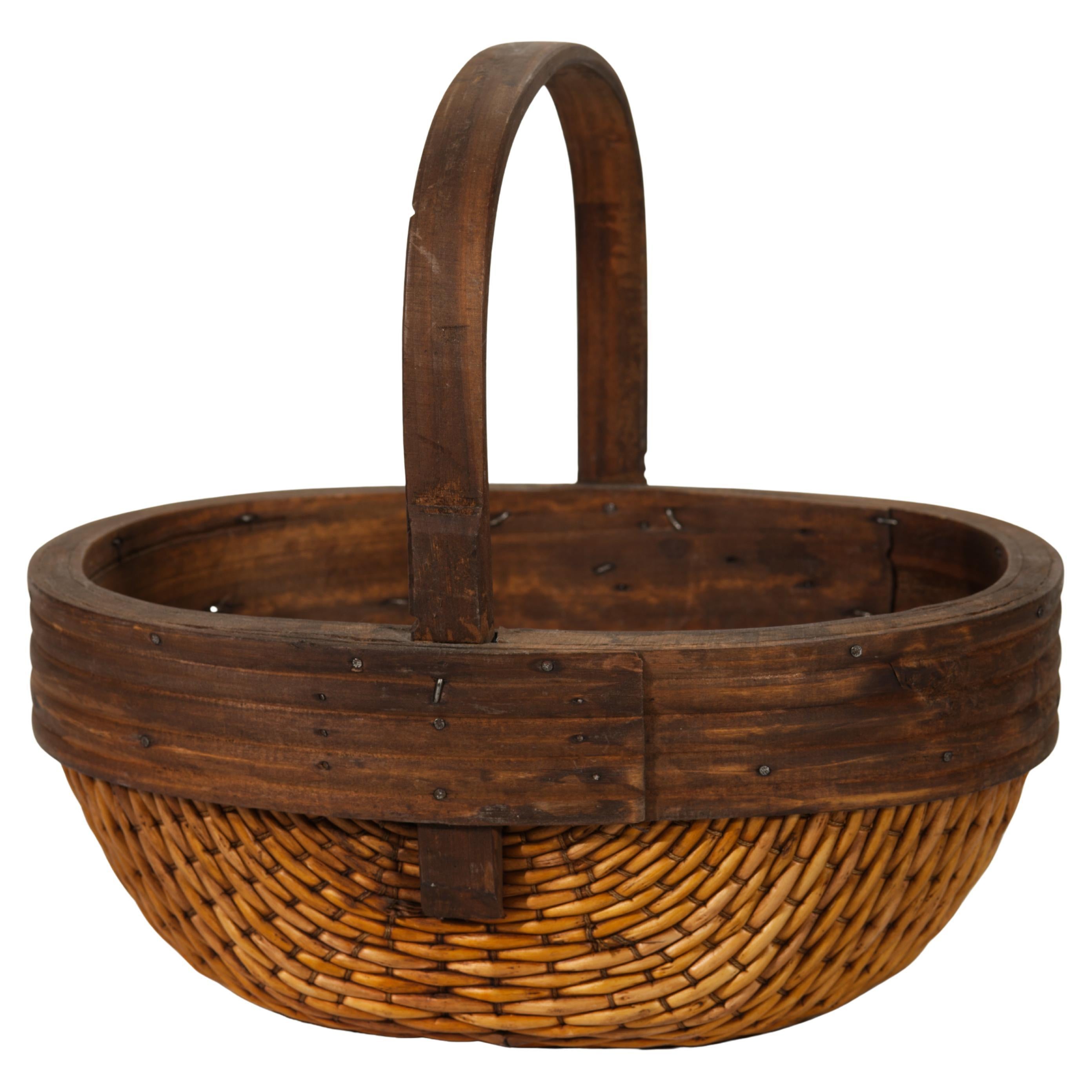Cesta oriental de pescador con asa grande de madera en venta
