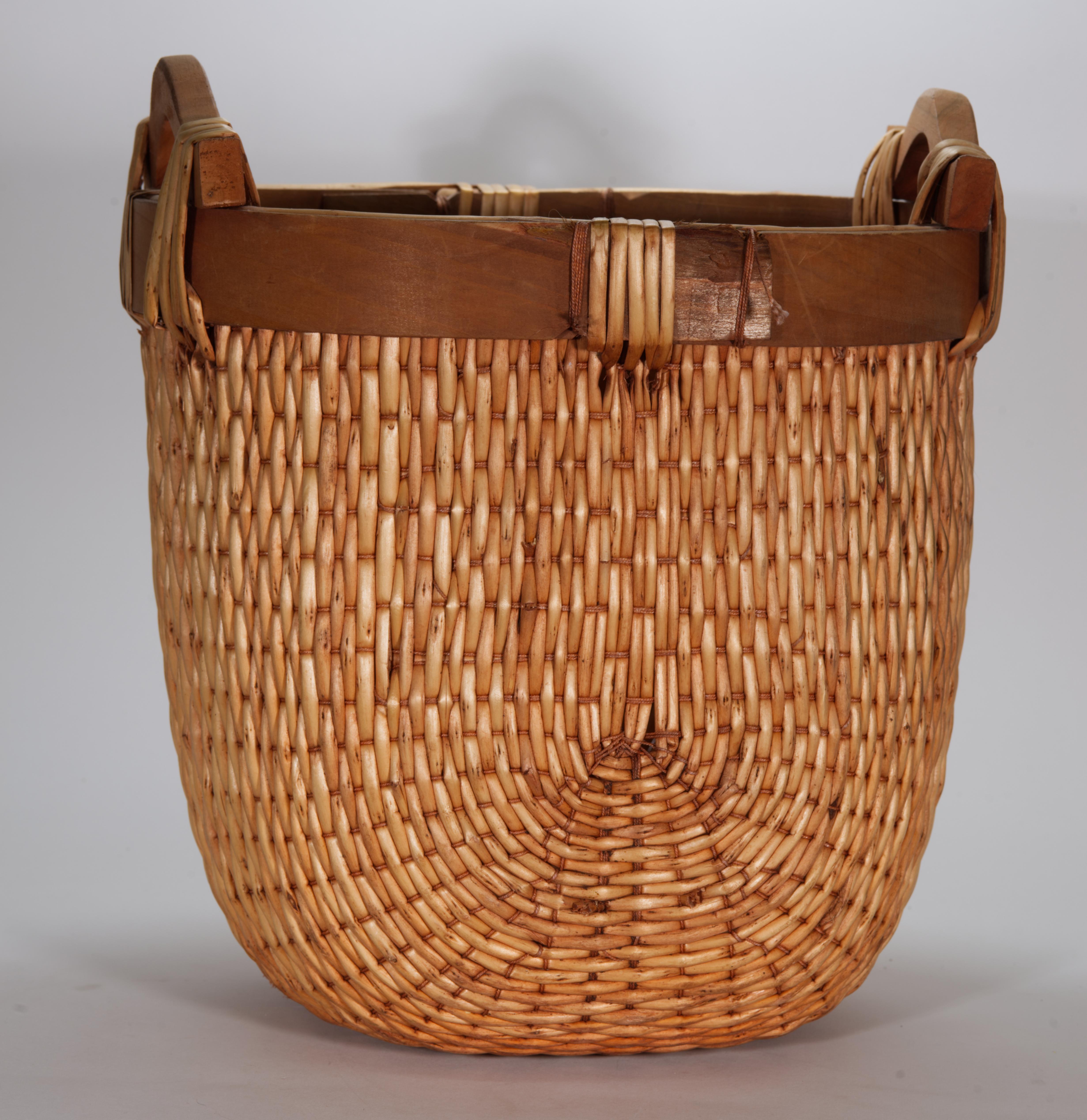 Fait main Panier pêcheur oriental avec poignées en bois en vente