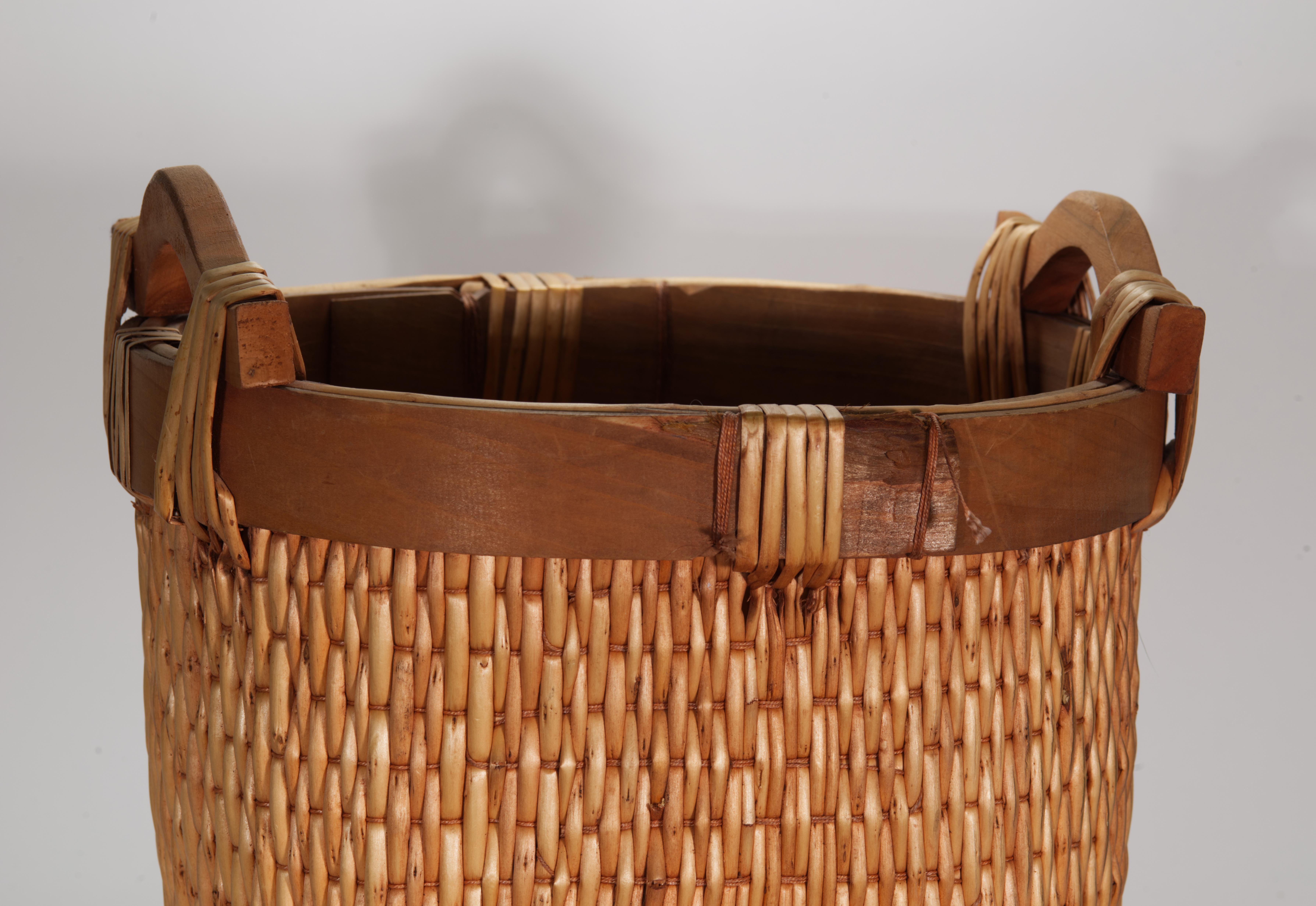 Panier pêcheur oriental avec poignées en bois Bon état - En vente à Clifton Springs, NY