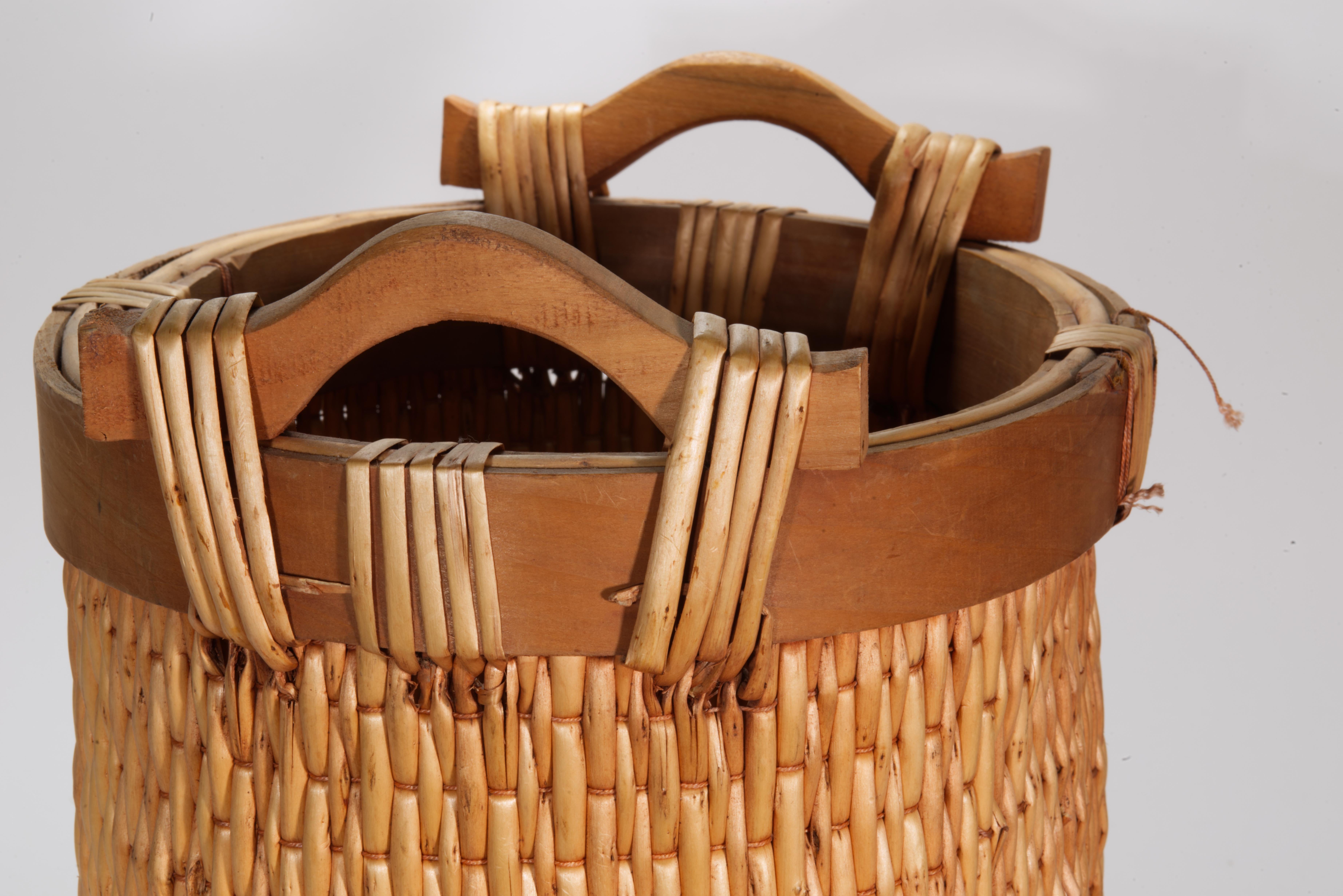 20ième siècle Panier pêcheur oriental avec poignées en bois en vente