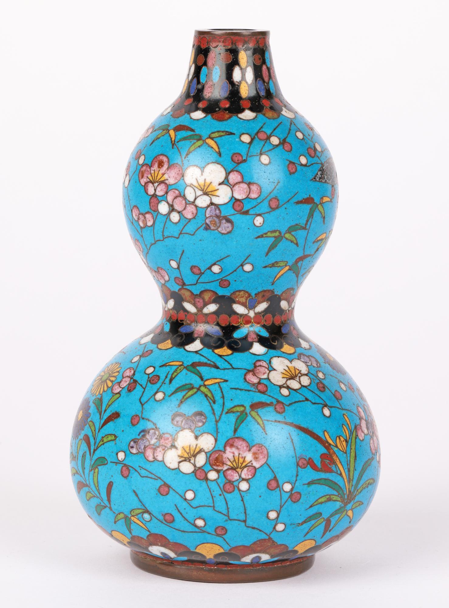 Vaso a doppia zucca in cloisonne con fiori orientali di biancospino in vendita 3