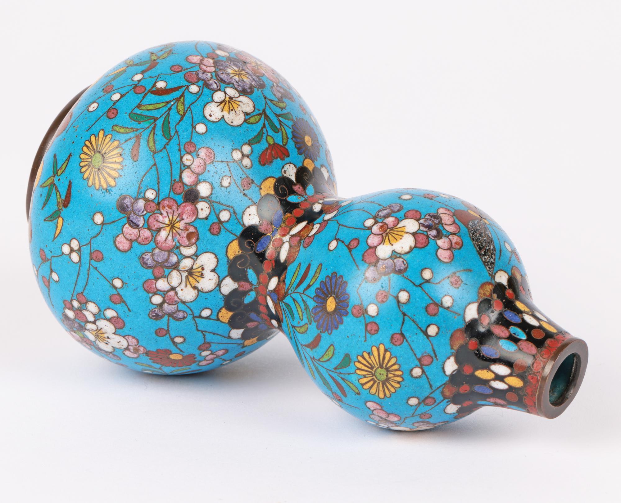 Giapponese Vaso a doppia zucca in cloisonne con fiori orientali di biancospino in vendita