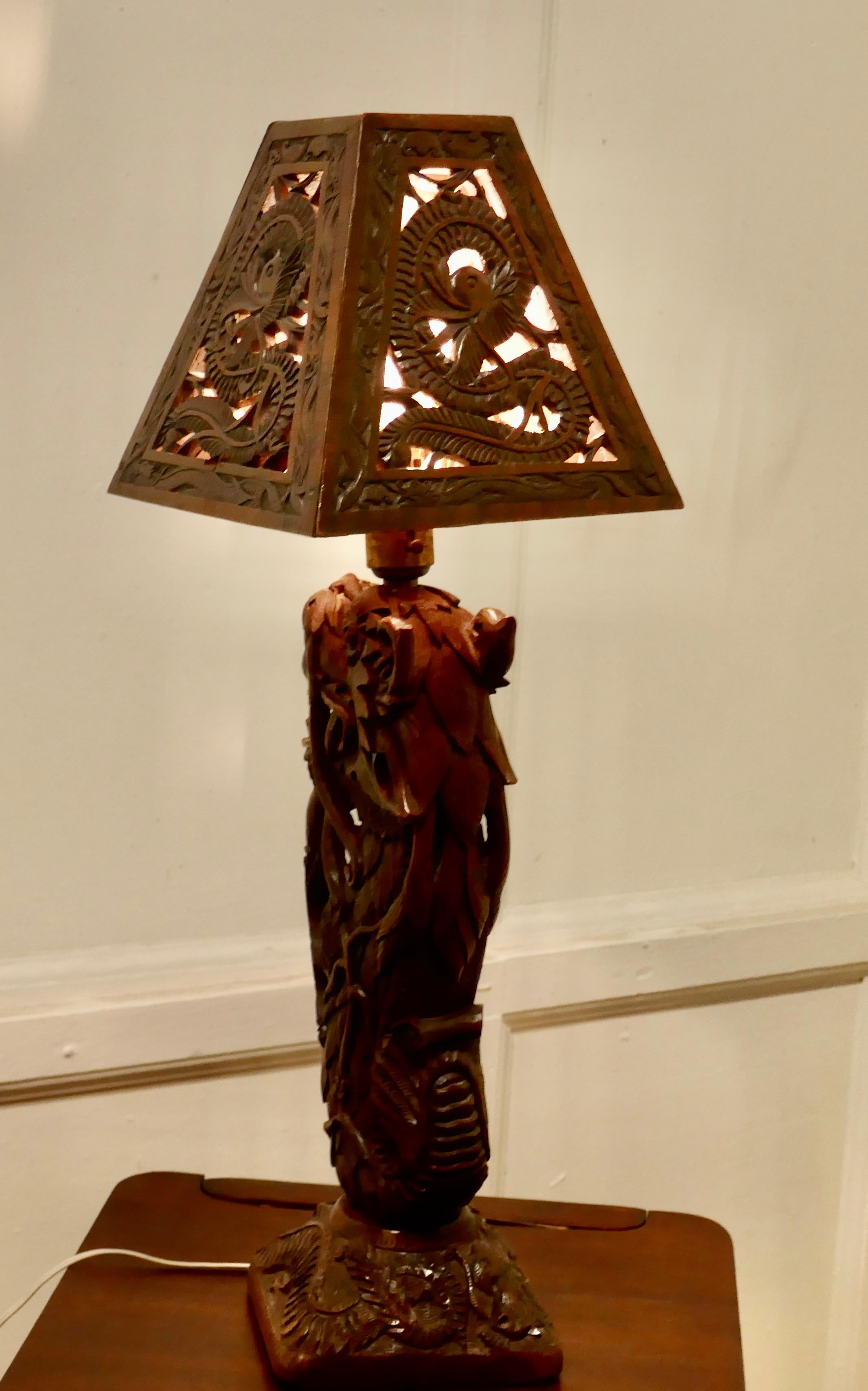 Lámpara de dragón de teca tallada Oriental Folk Art Chinoiserie en venta