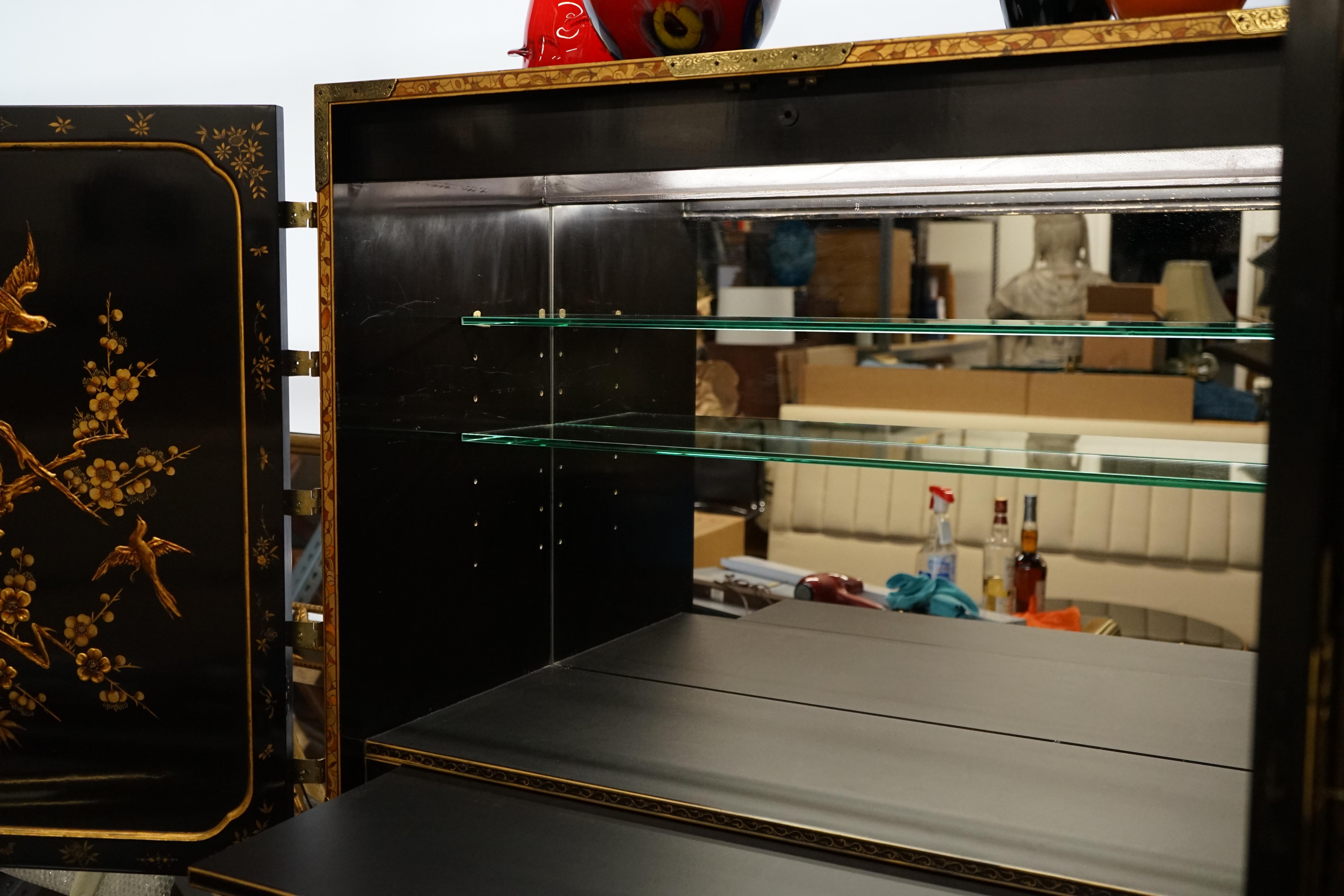 Oriental George III Ornate Bar Cabinet from Baker's Stately Homes Collection en venta 3