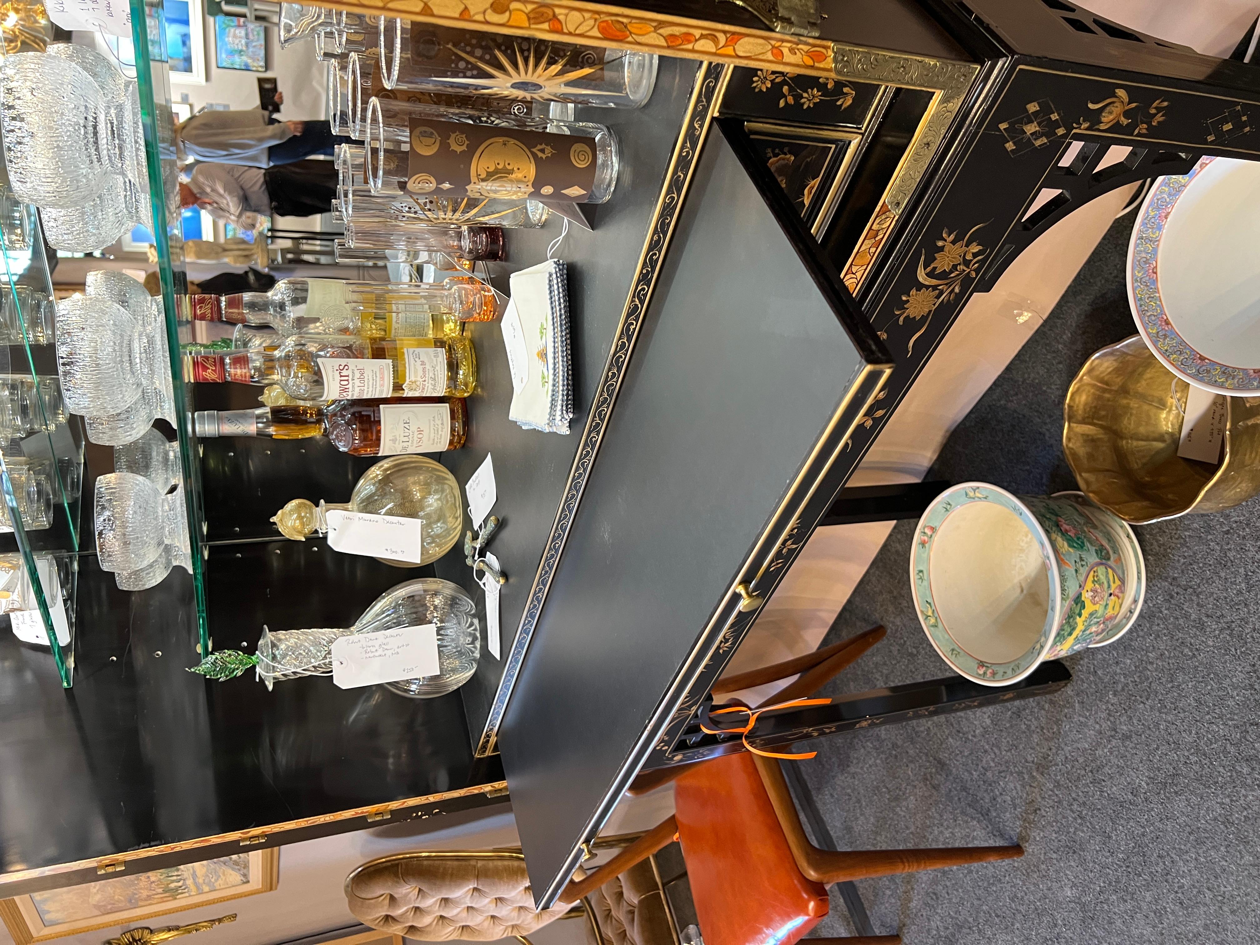 Oriental George III Ornate Bar Cabinet from Baker's Stately Homes Collection en venta 11