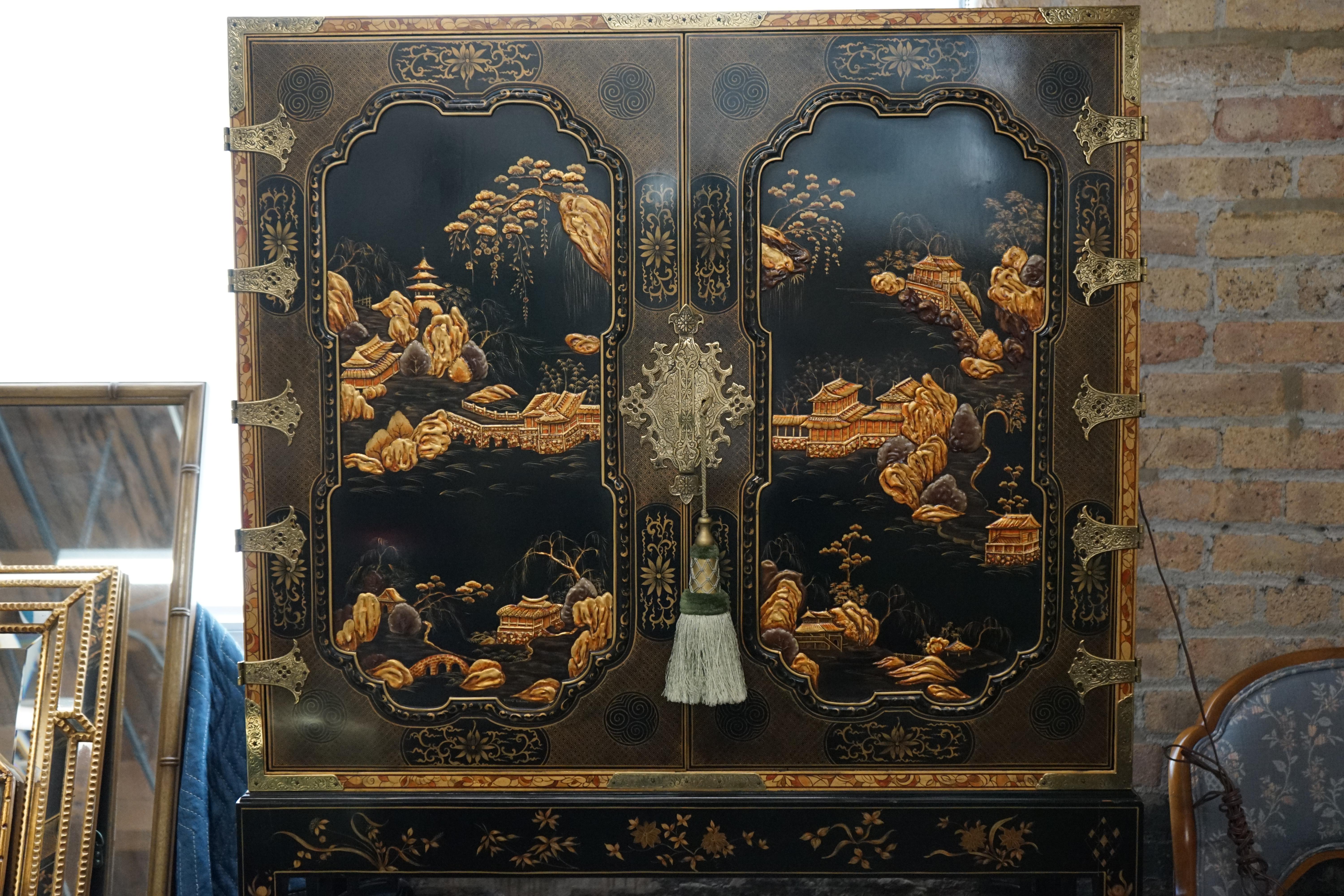 Oriental George III Ornate Bar Cabinet from Baker's Stately Homes Collection Jorge III en venta