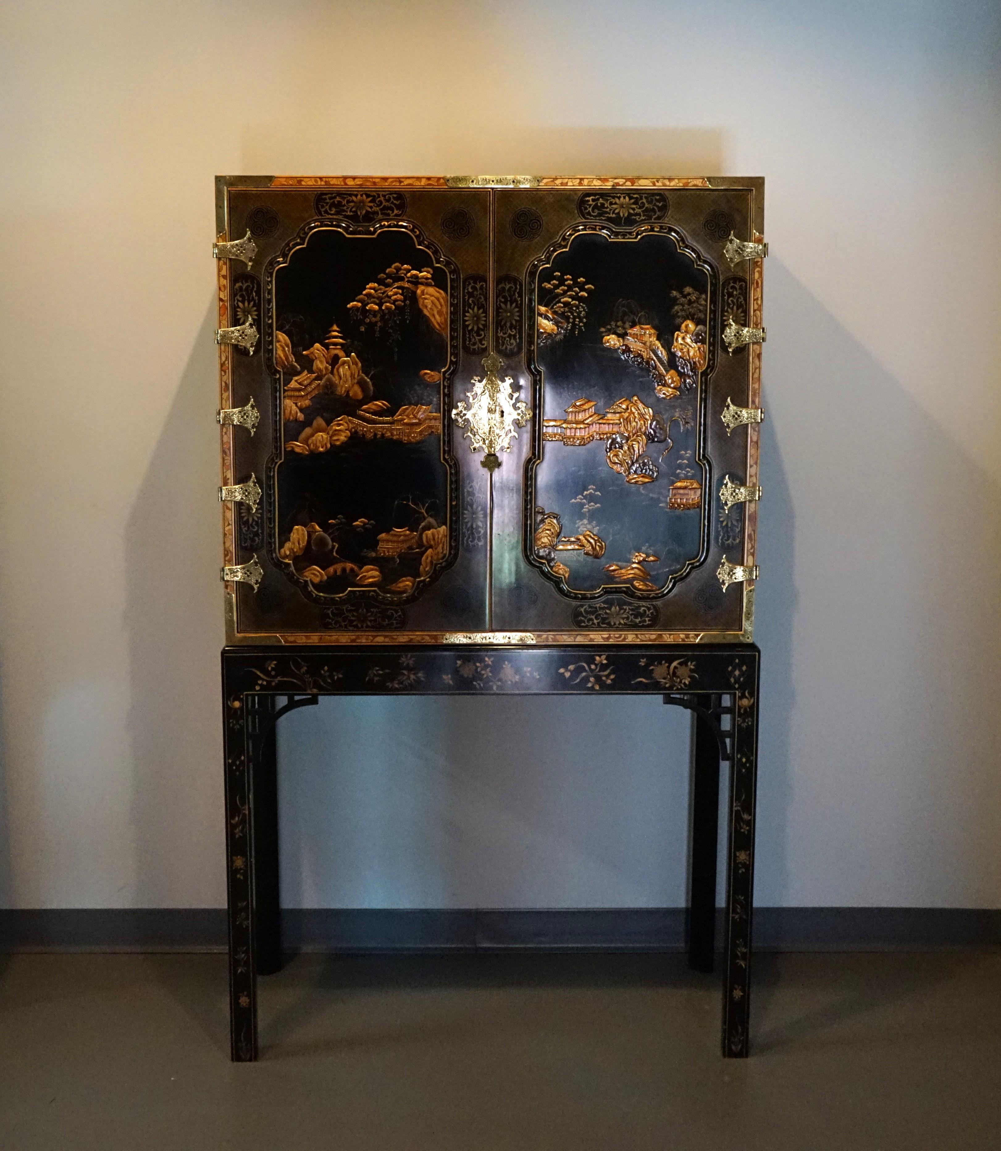 Oriental George III Ornate Bar Cabinet from Baker's Stately Homes Collection finales del siglo XX en venta