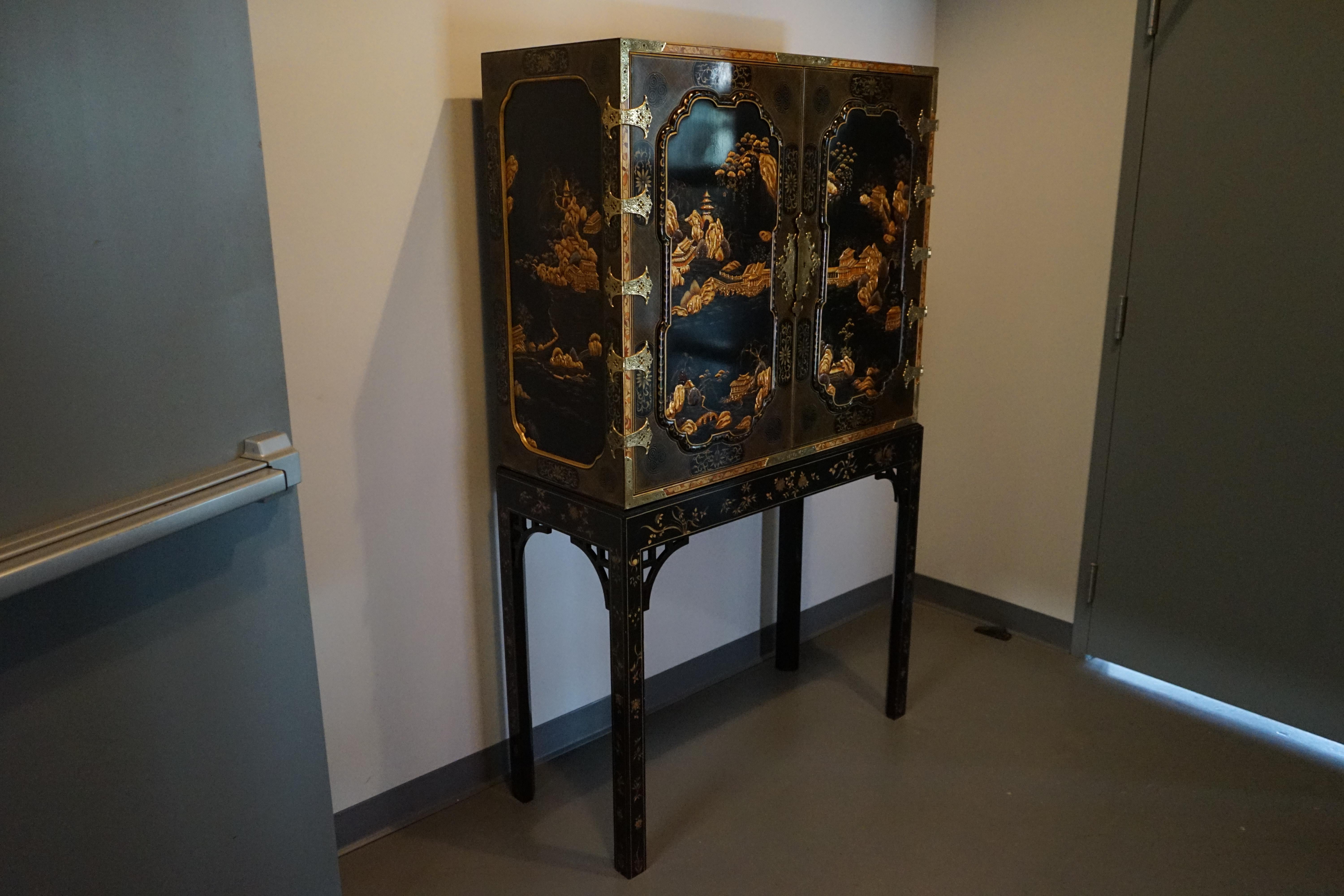 Oriental George III Ornate Bar Cabinet from Baker's Stately Homes Collection Vidrio cortado en venta