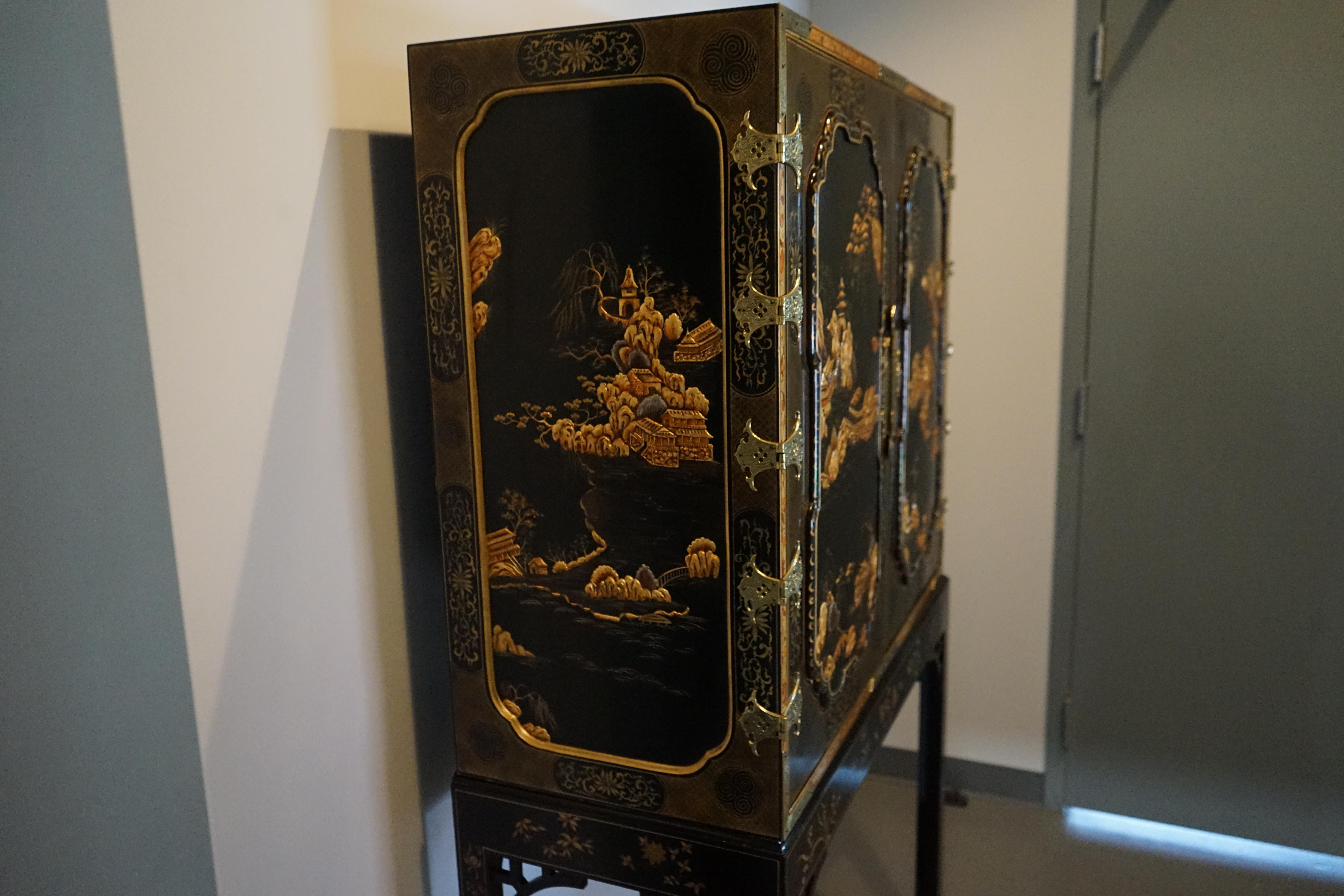 Oriental George III Ornate Bar Cabinet from Baker's Stately Homes Collection en venta 1