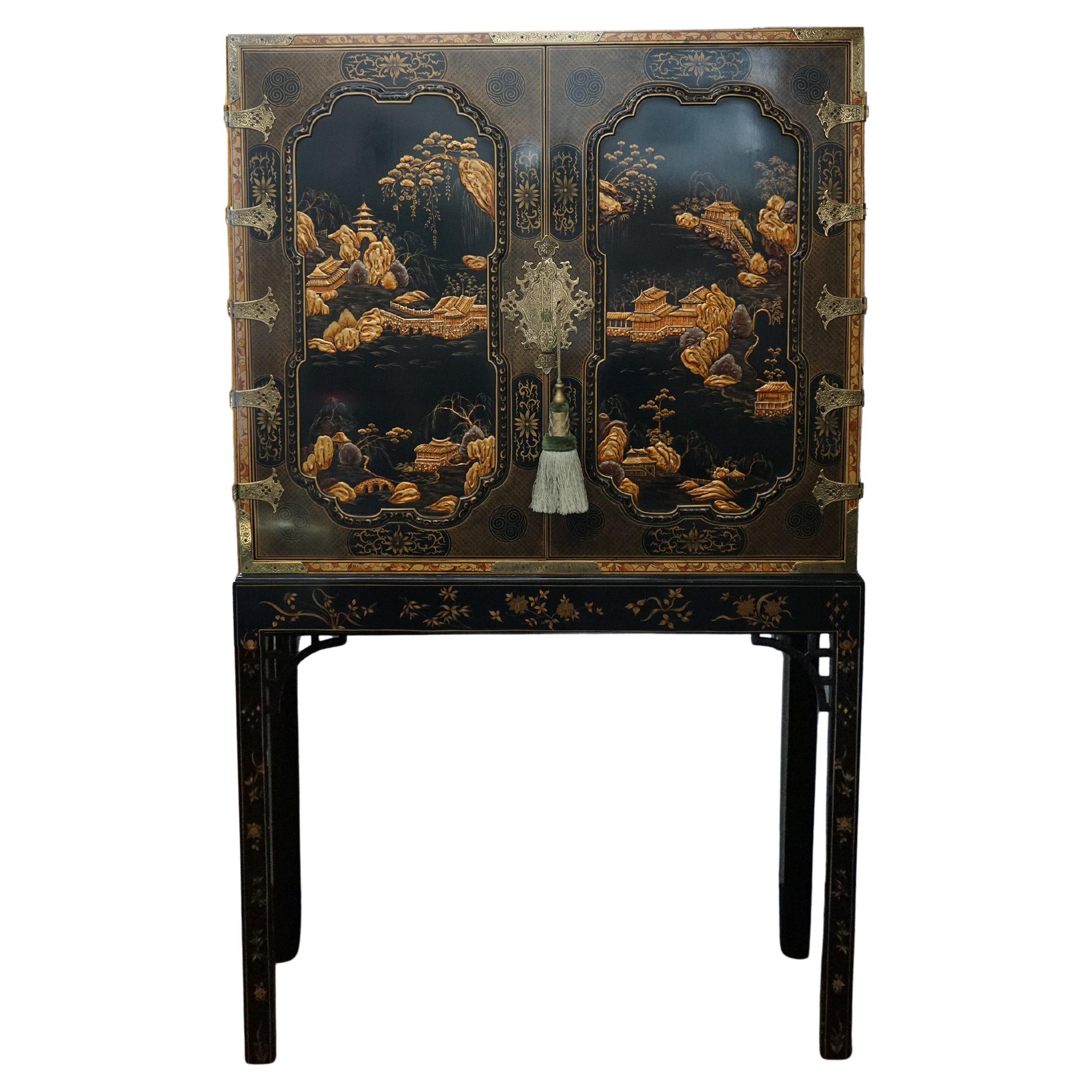 Oriental George III Ornate Bar Cabinet from Baker
s Stately Homes Collection en venta