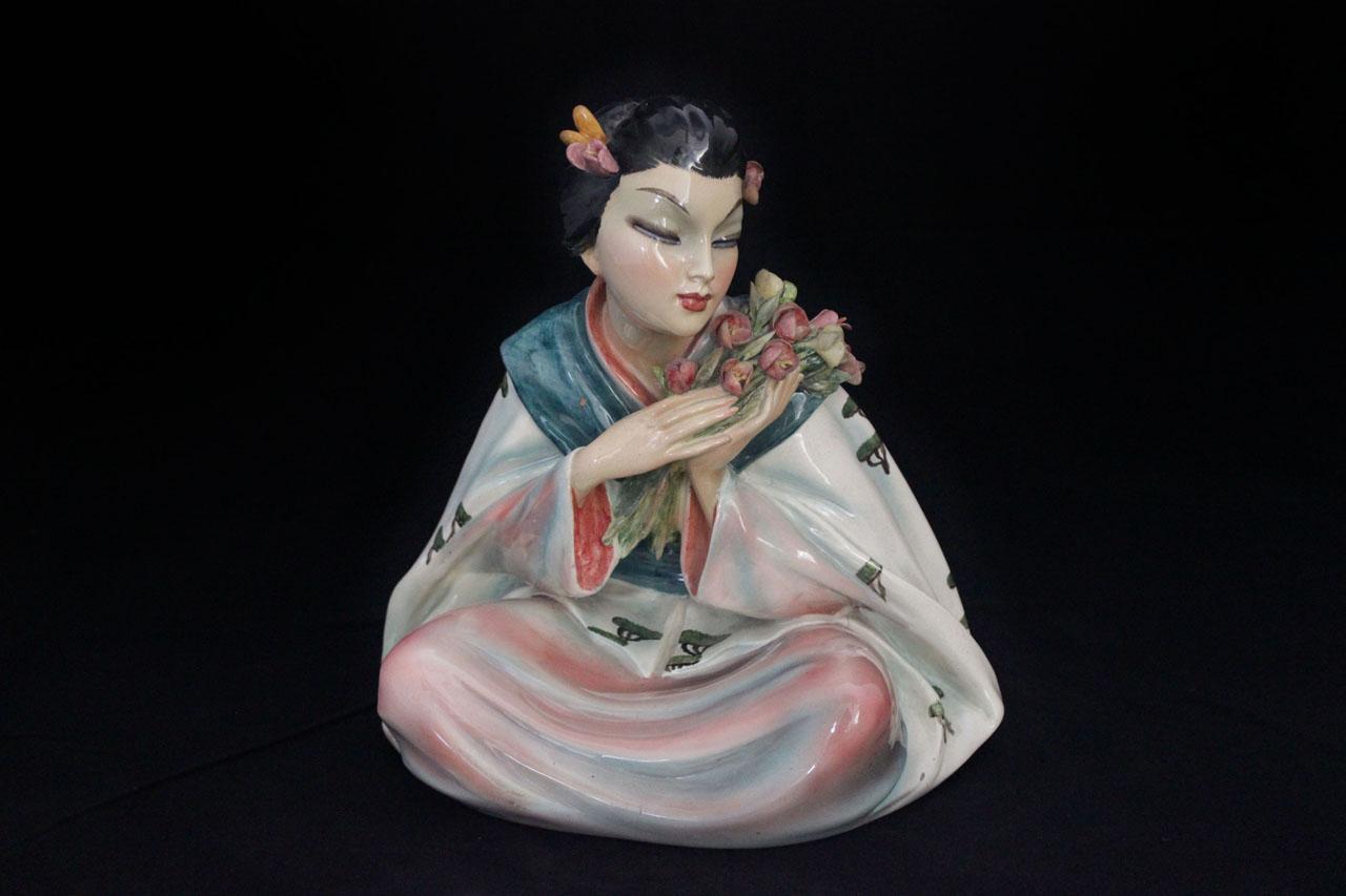 Ceramic sculpture of oriental girl sitting with flowers by Vincenzo Bertolotti Milano, 1930s
Sculpture of a sitting oriental girl, intent on caressing a bouquet of flowers received from her beloved, signed by Vincenzo Bertolotti Milano