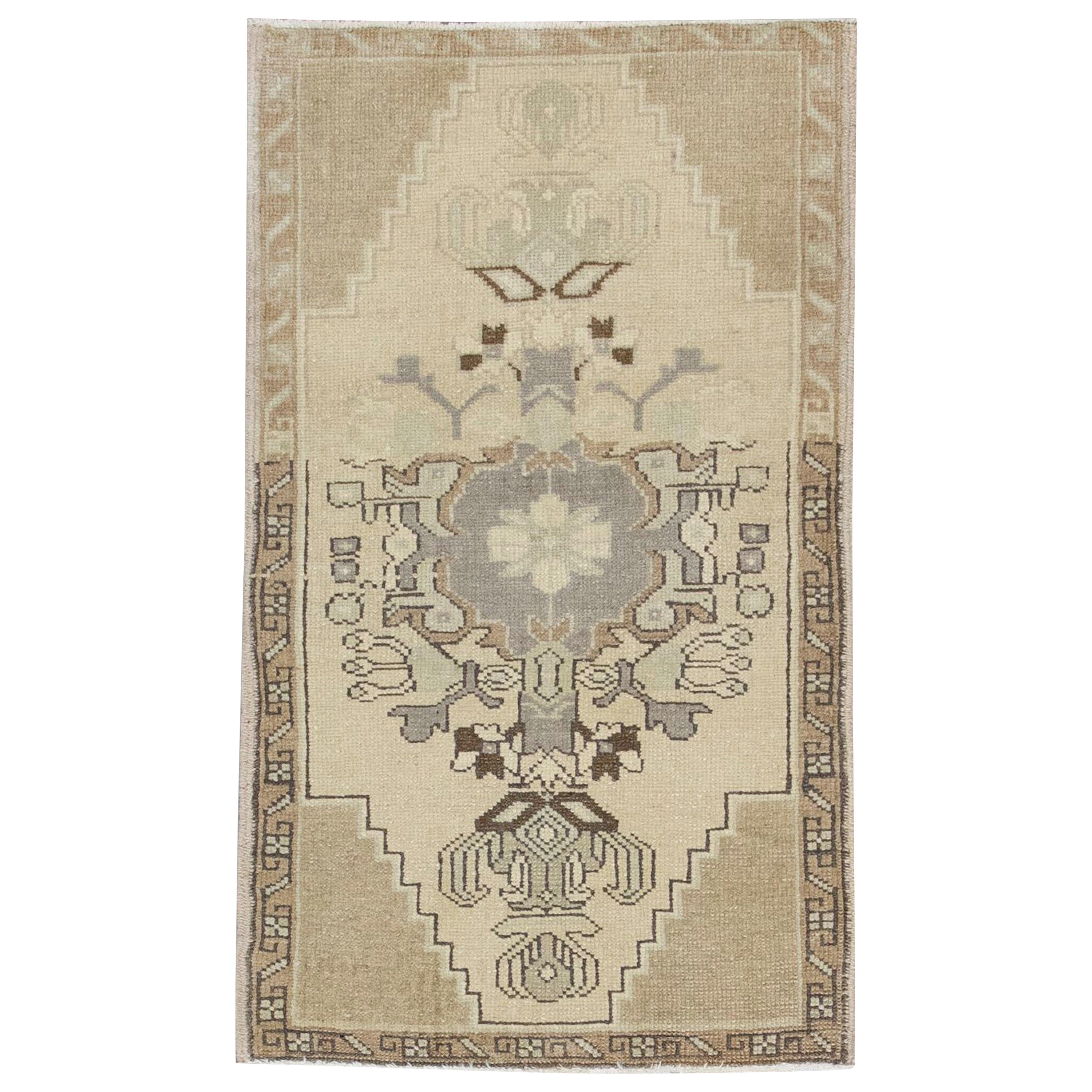Orientalischer handgeknüpfter türkischer Miniteppich 1'7" x 2'9" #43