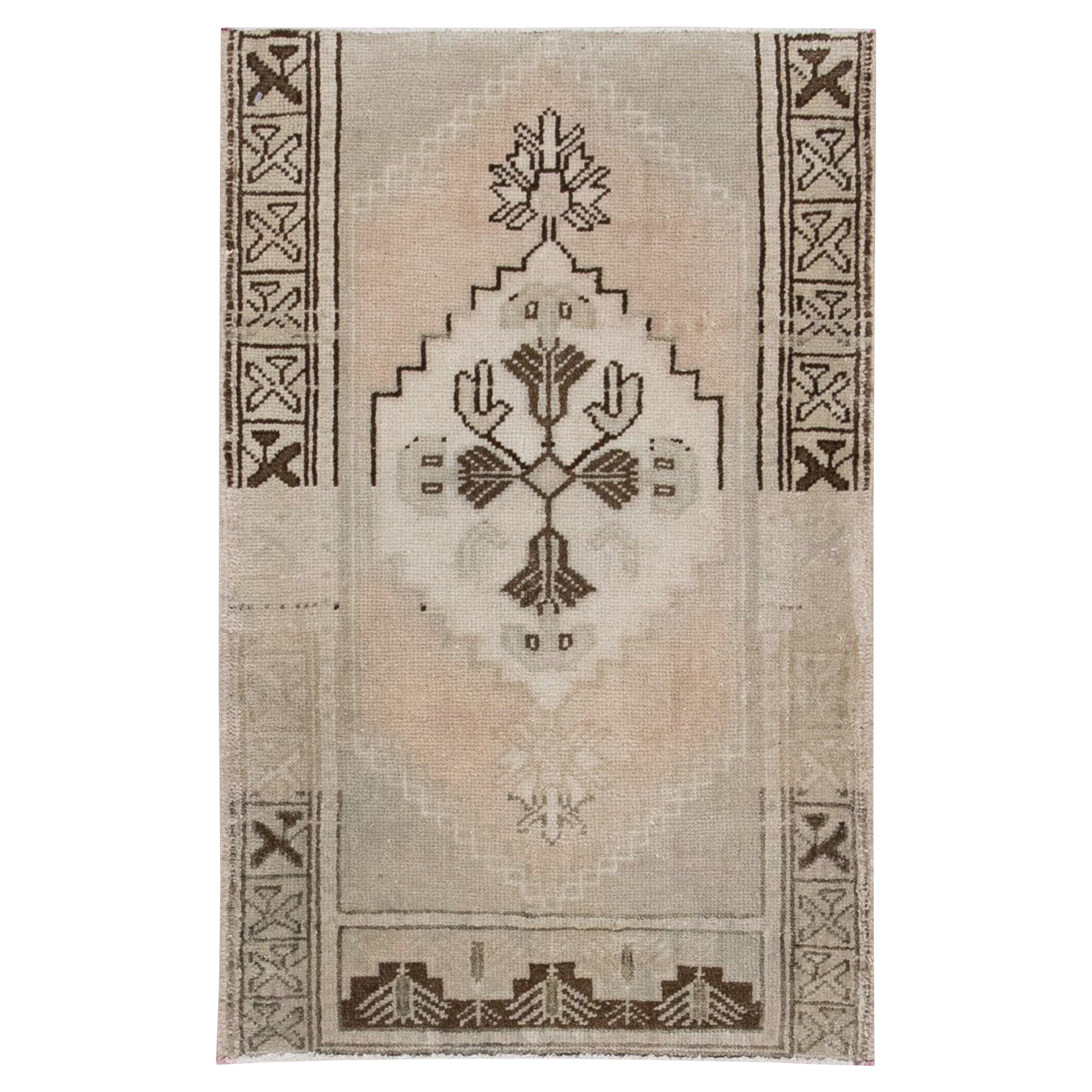 Orientalischer handgeknüpfter türkischer Miniteppich 1'8" x 2'5" #36