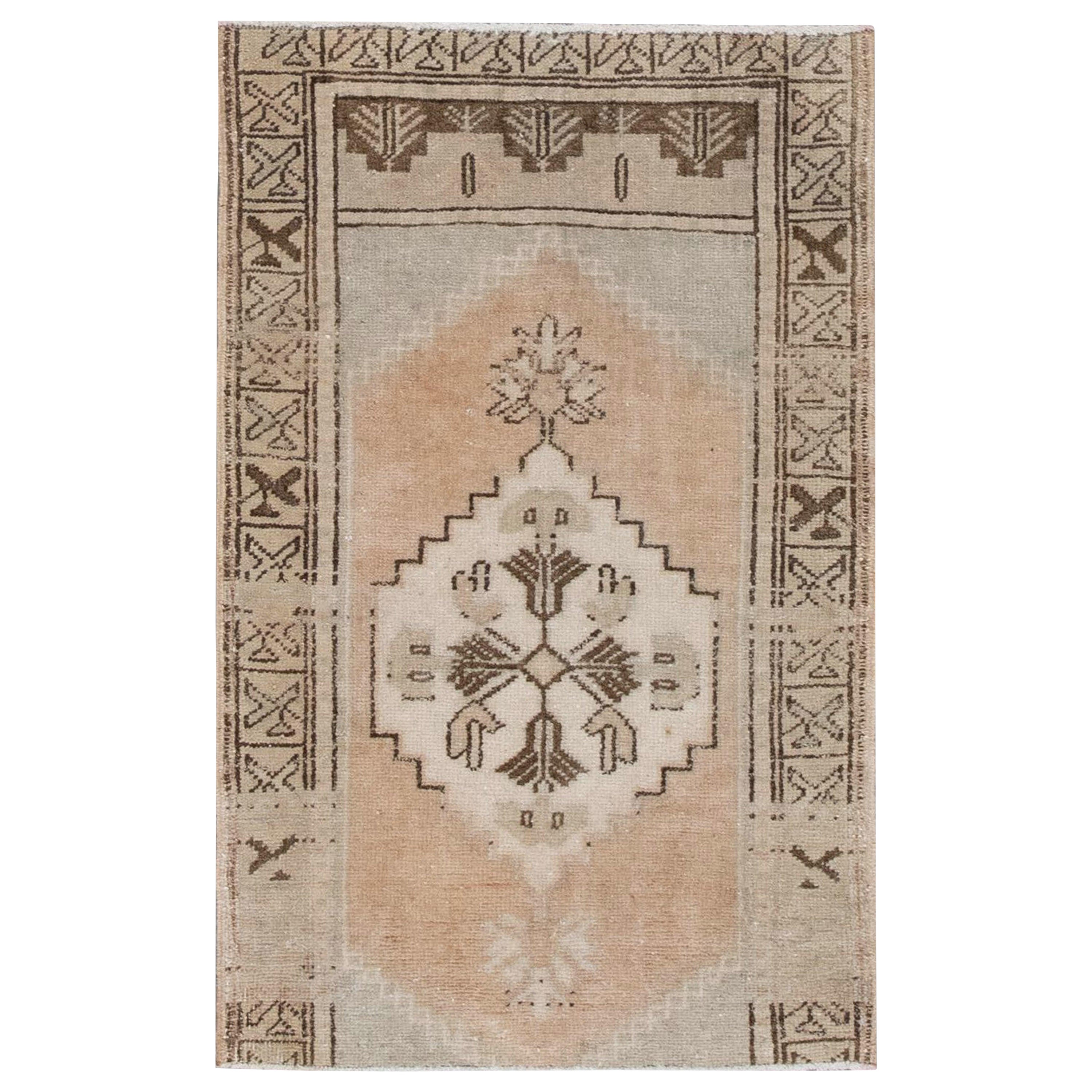 Orientalischer handgeknüpfter türkischer Miniteppich 1'8" x 2'7" #64