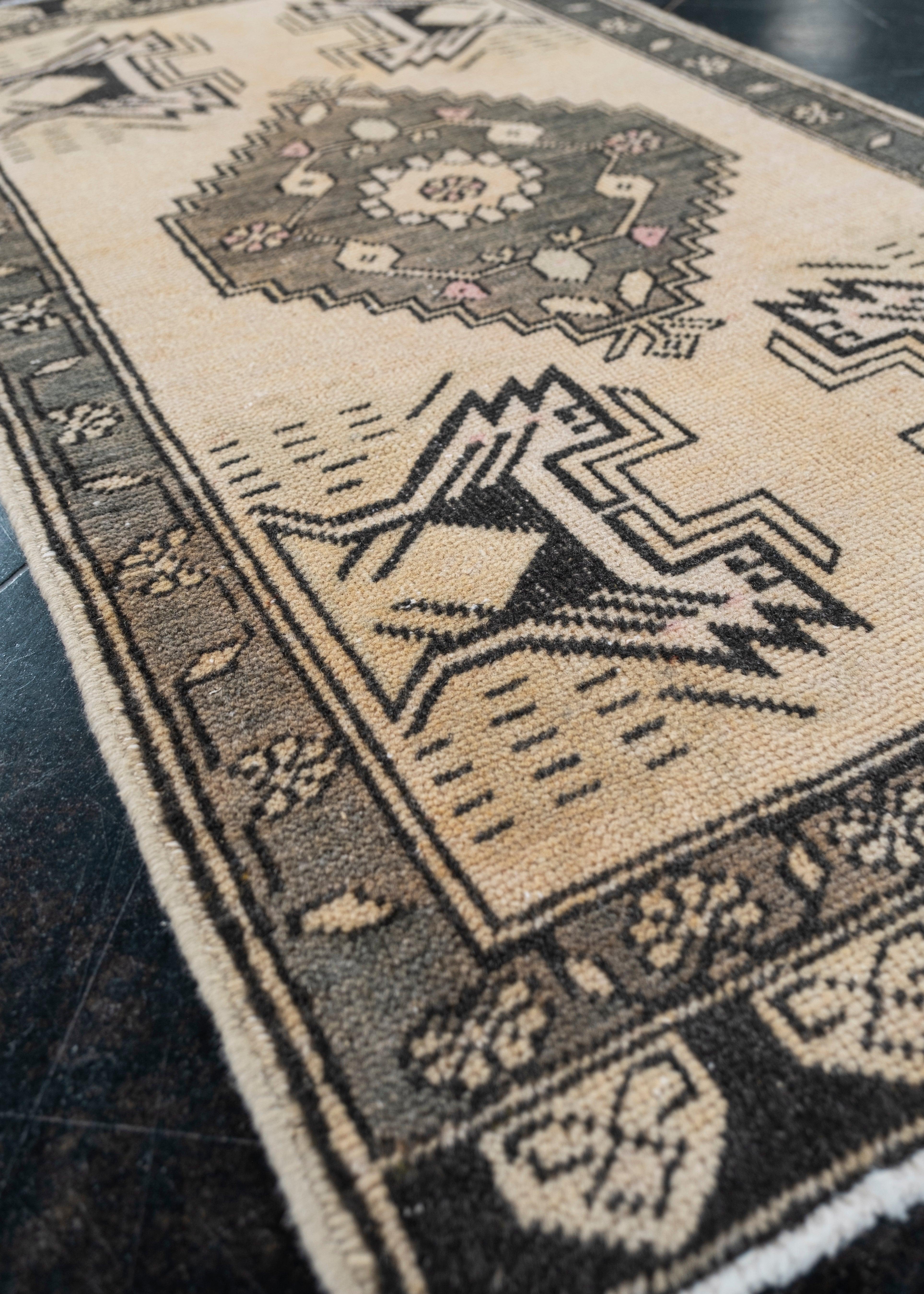 Orientalischer handgeknüpfter türkischer Vintage-Miniteppich 1'10