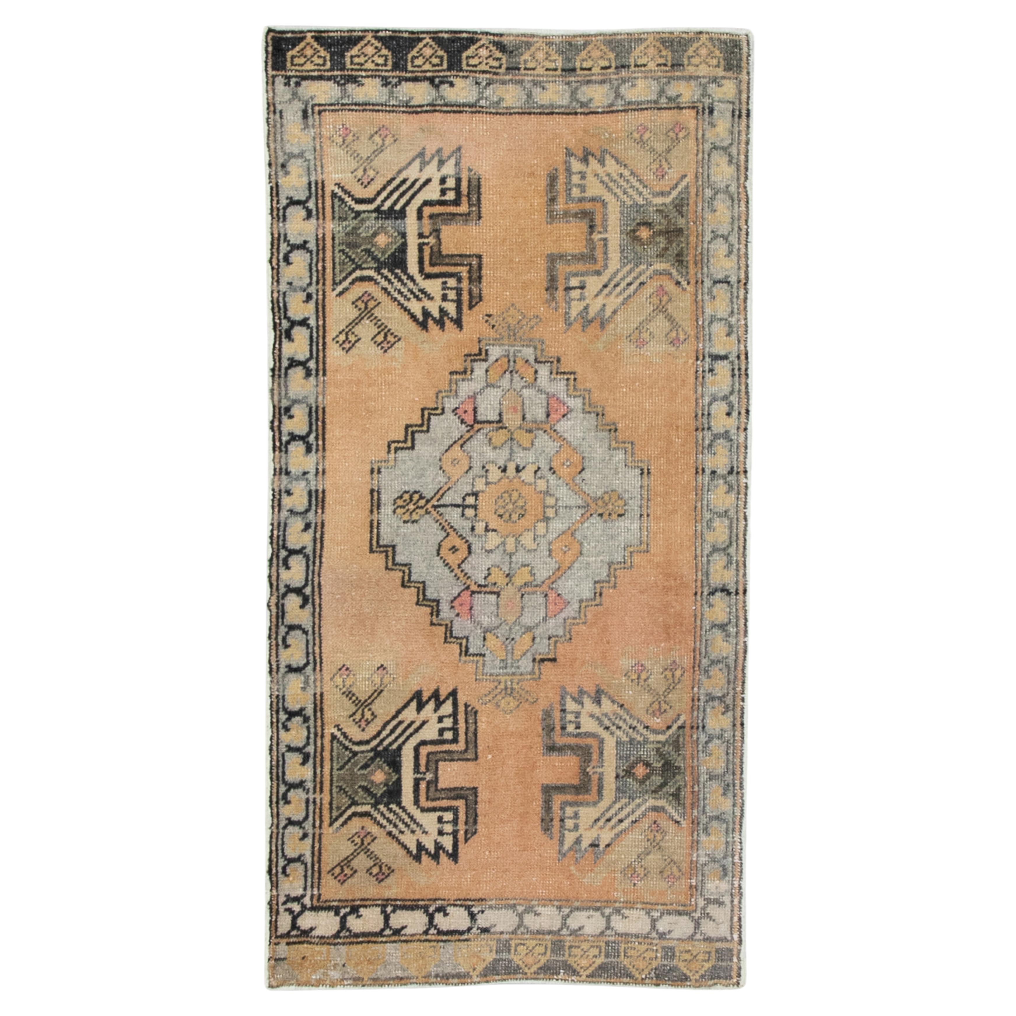Mini tapis turc vintage noué à la main 1'10" x 3'6" n°8703 en vente