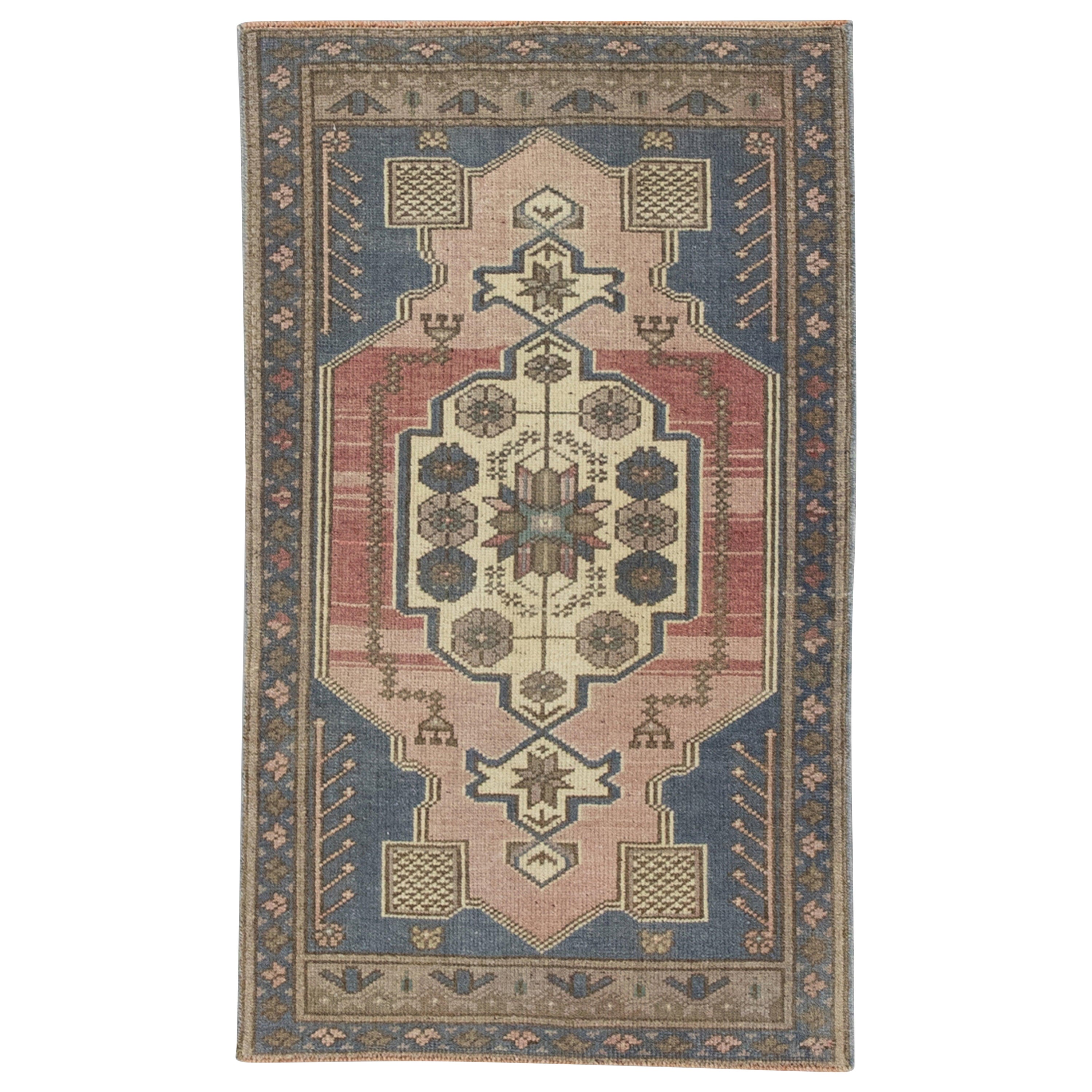 Orientalischer handgeknüpfter türkischer Vintage-Miniteppich 1'11" x 3'2" #8743