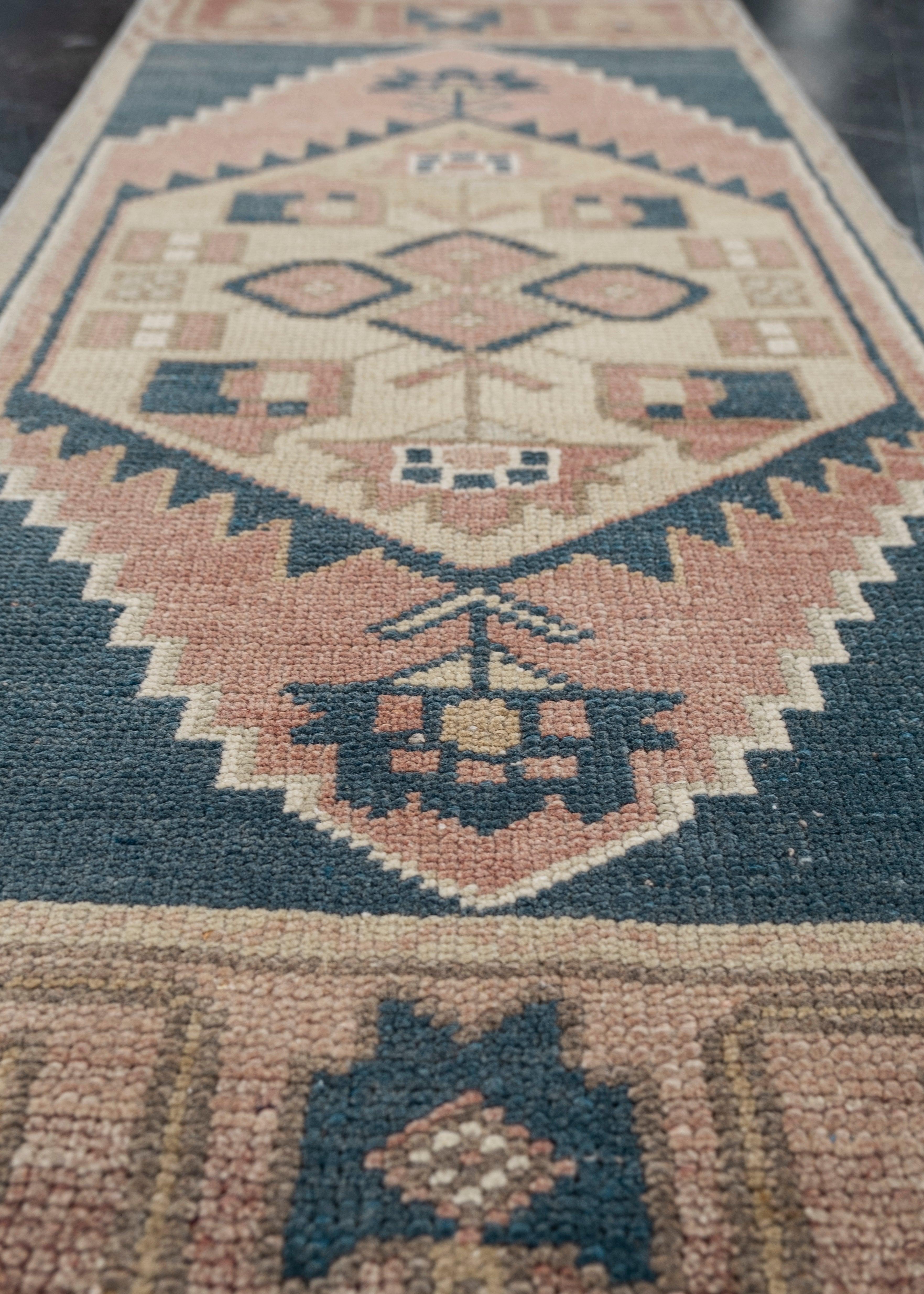 Orientalischer handgeknüpfter türkischer Vintage-Miniteppich 1'5