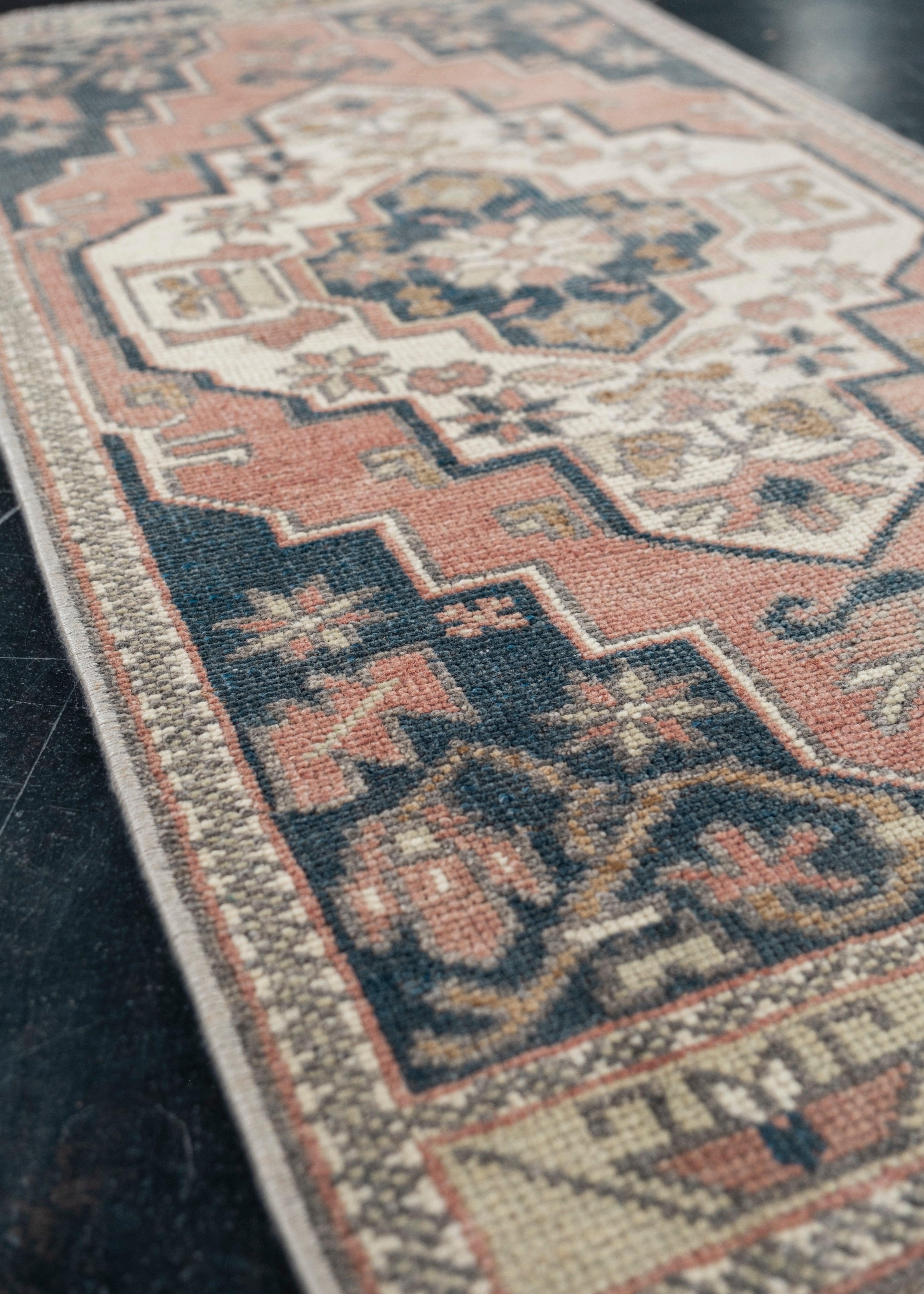Orientalischer handgeknüpfter türkischer Vintage-Miniteppich 1'6