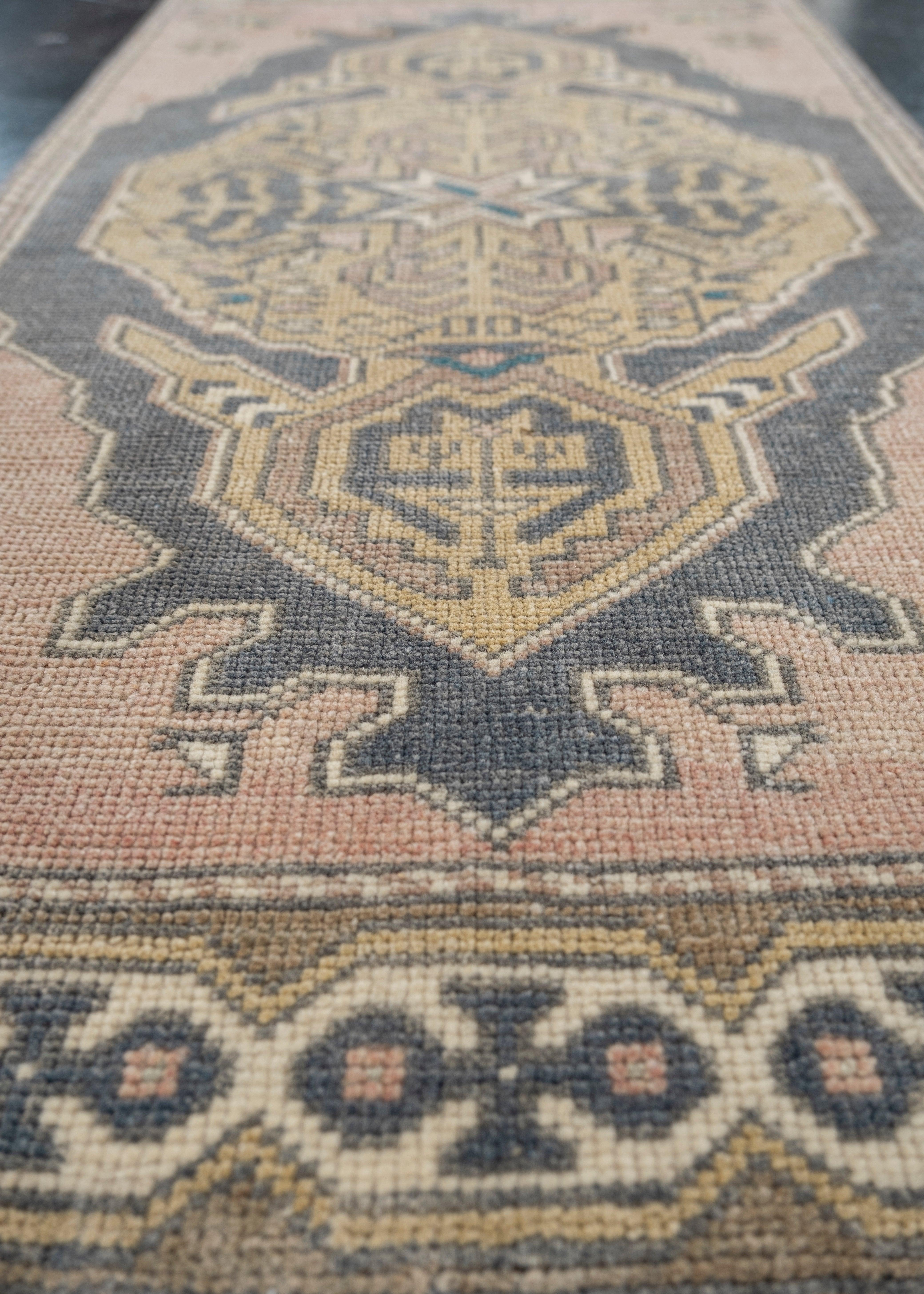 Orientalischer handgeknüpfter türkischer Vintage-Miniteppich 1'7