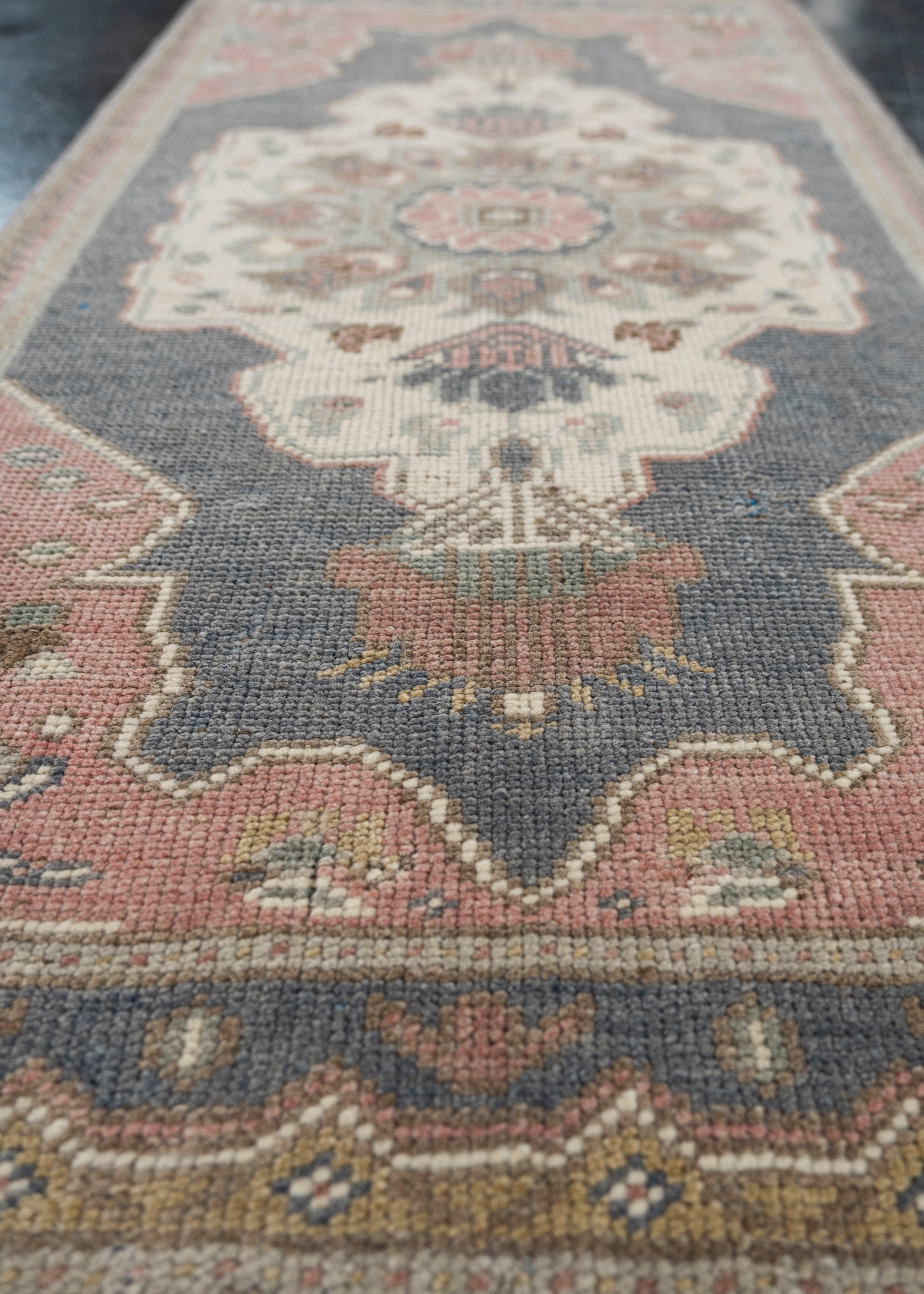 Orientalischer handgeknüpfter türkischer Vintage-Miniteppich 1'7