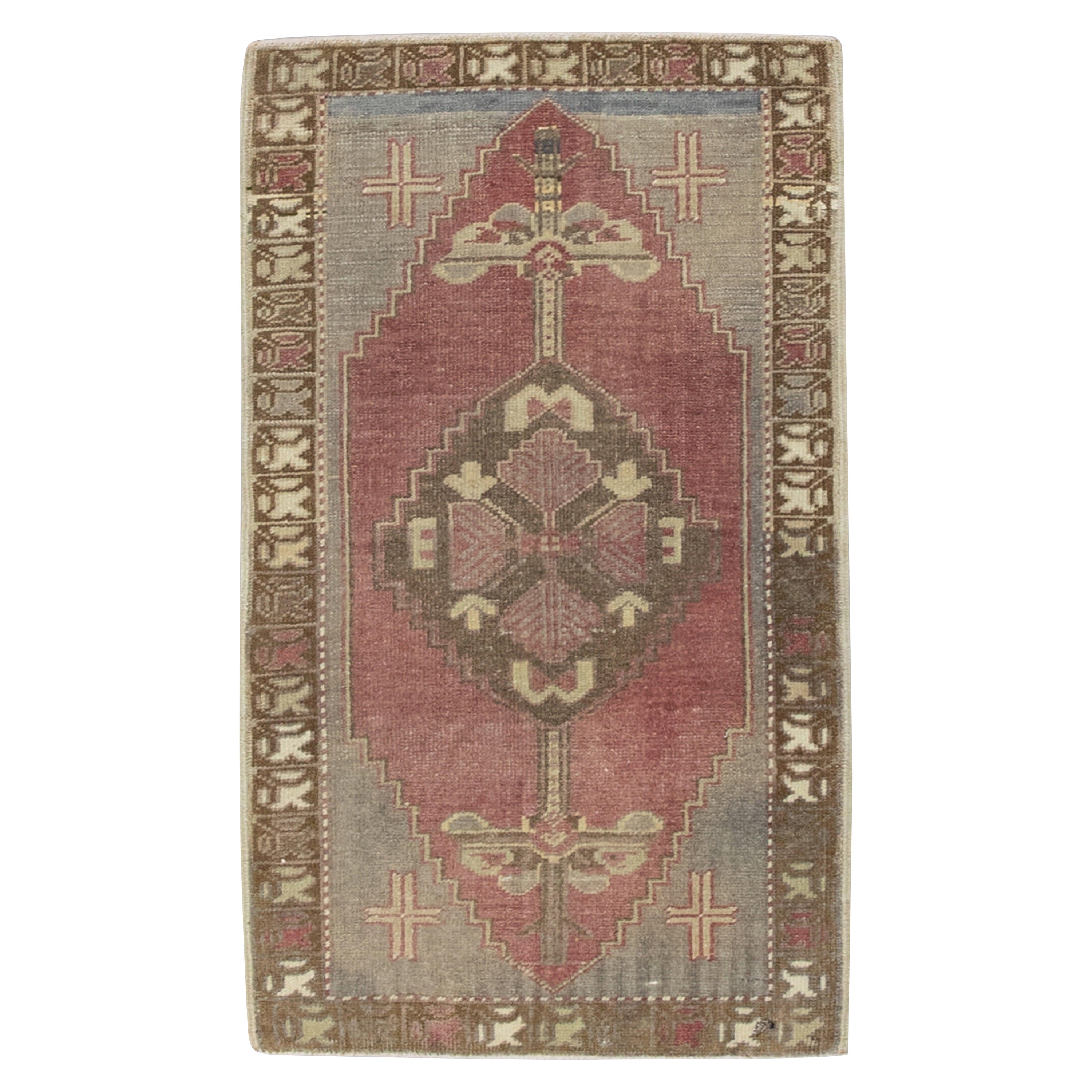 Orientalischer handgeknüpfter türkischer Vintage-Miniteppich 1'8" x 2'10" #8898