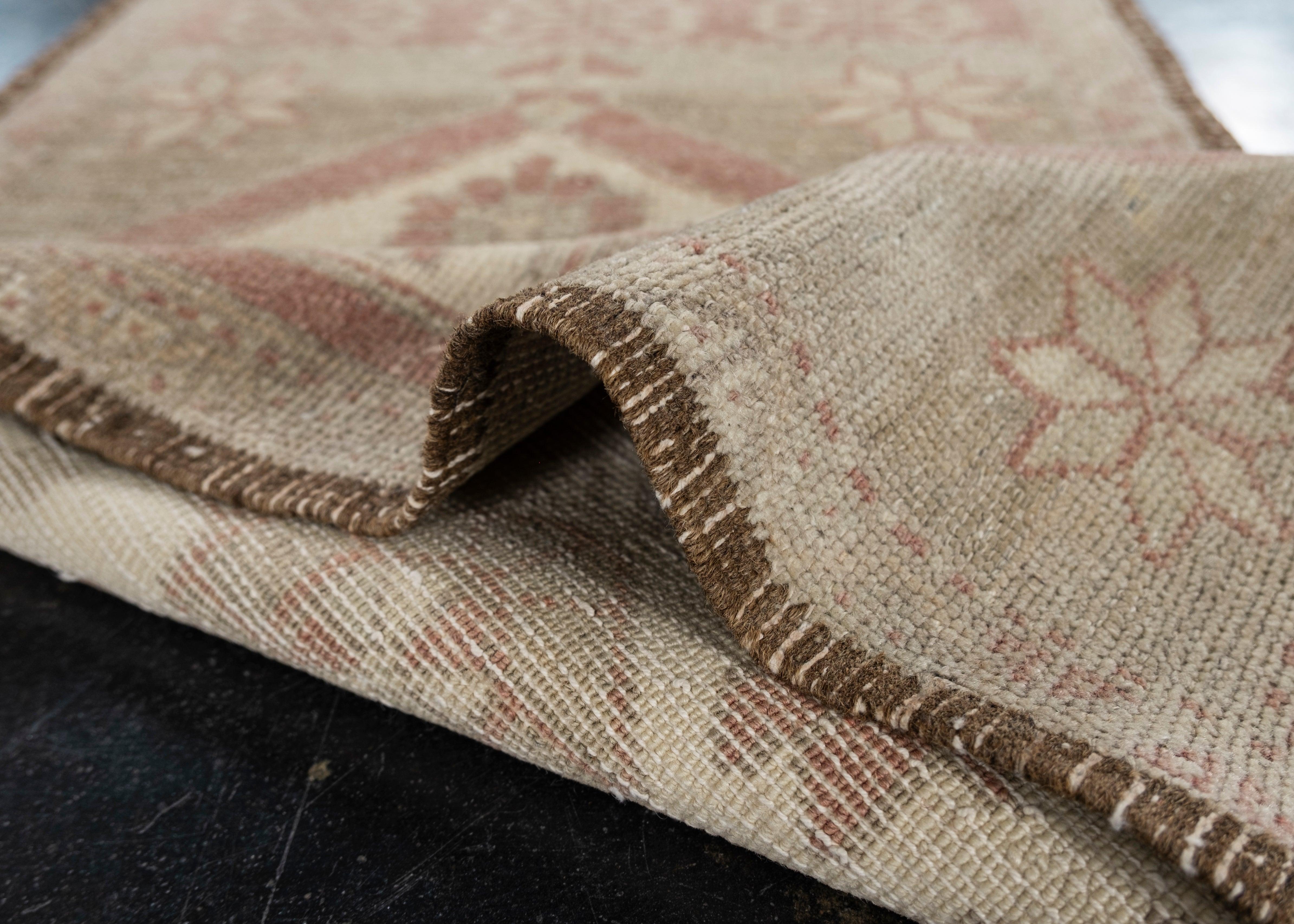 Mini tapis turc vintage noué à la main 1'8