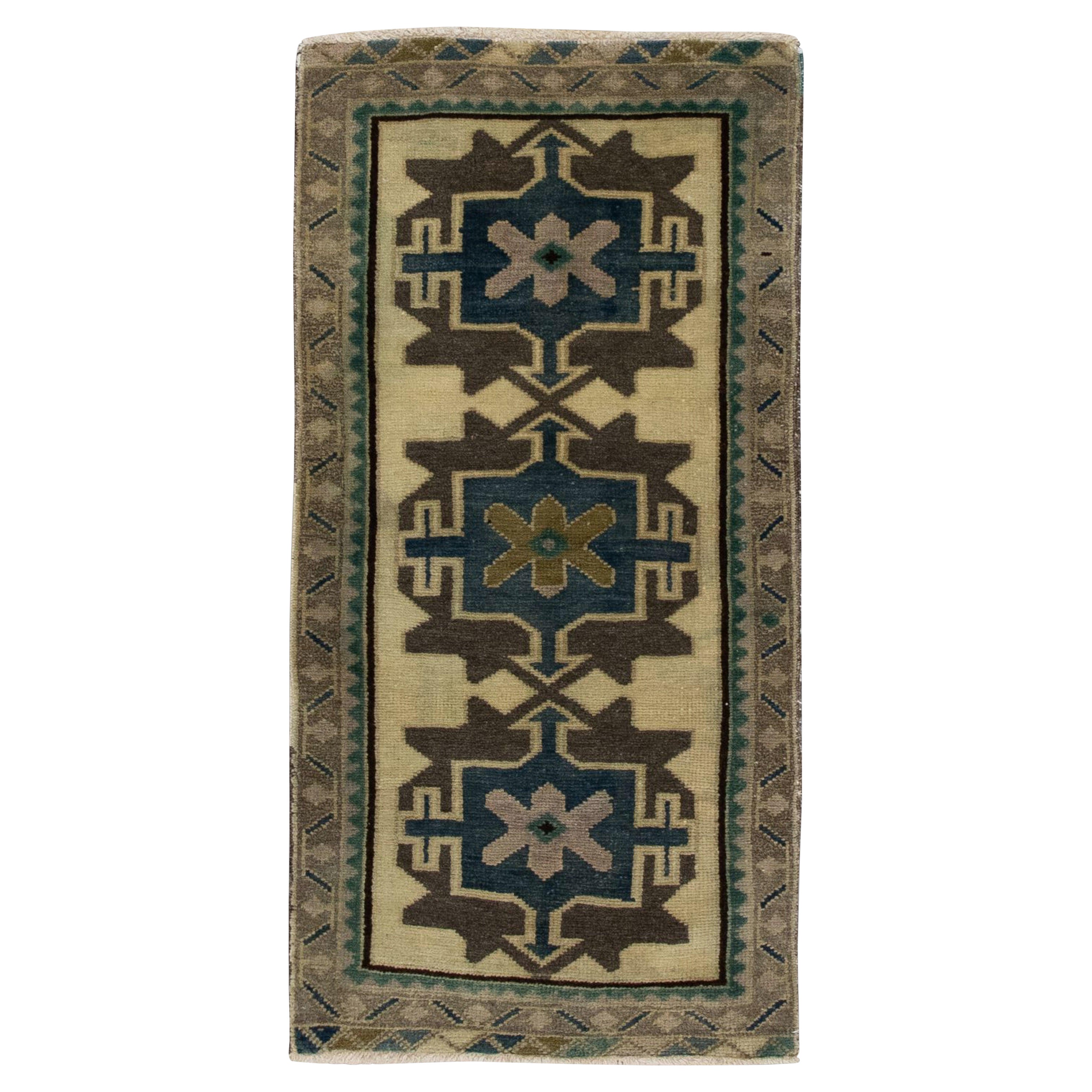 Orientalischer handgeknüpfter türkischer Vintage-Miniteppich 1'8" x 3'2" #1368 im Angebot