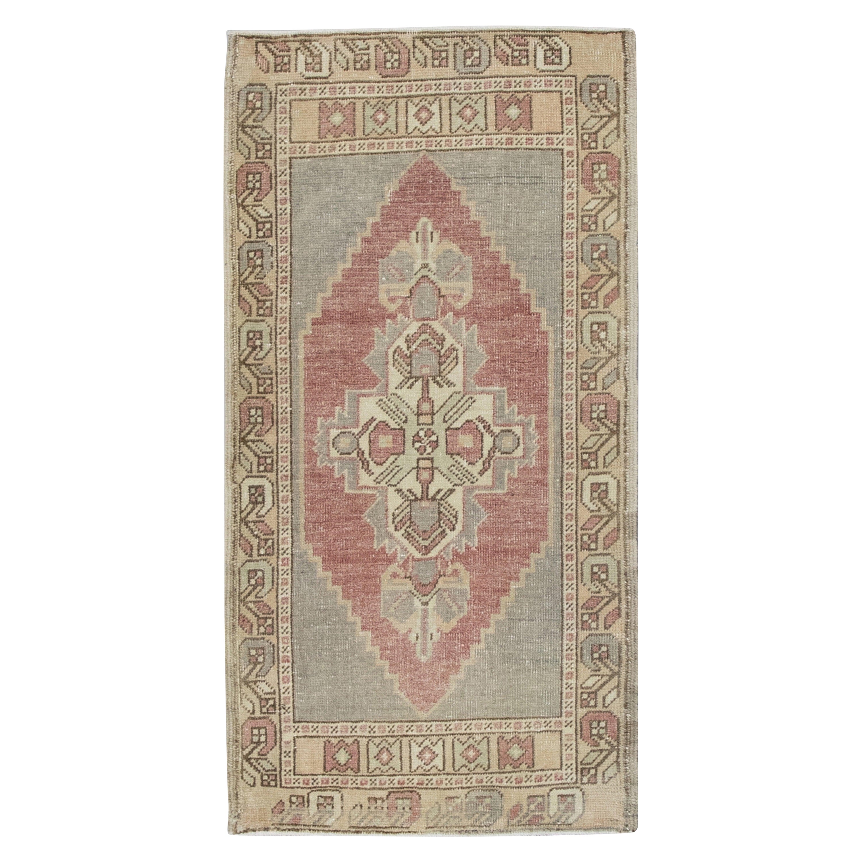 Orientalischer handgeknüpfter türkischer Vintage-Miniteppich 1'8" x 3'3" #8913