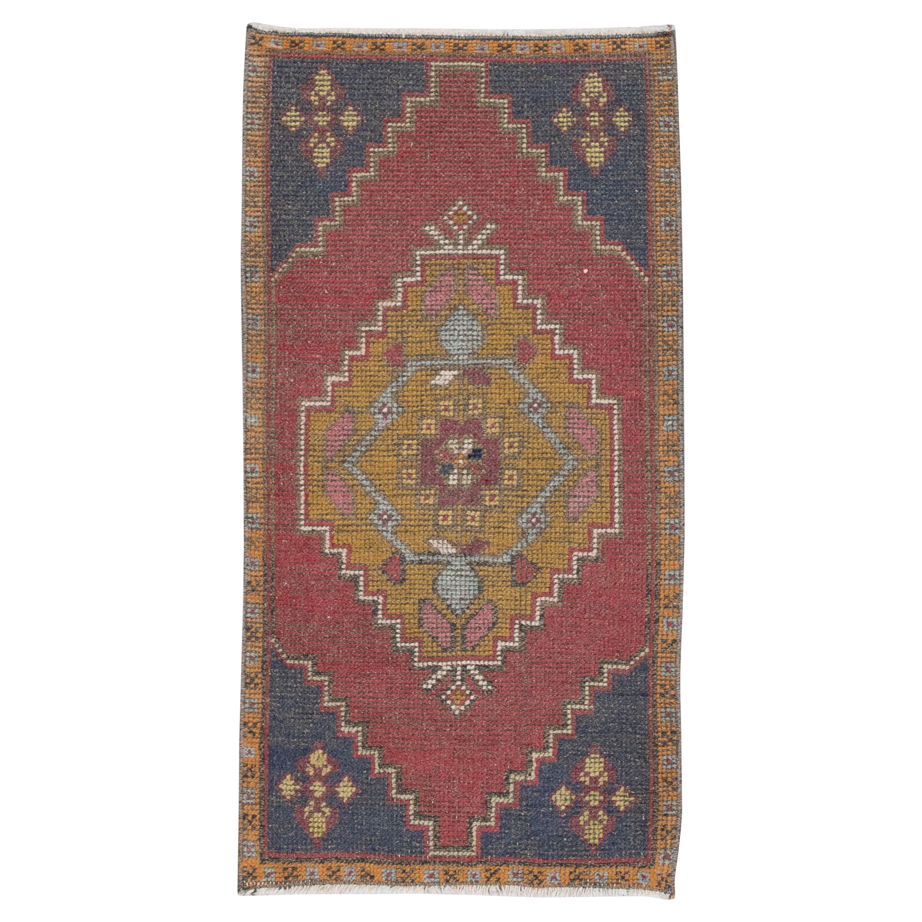 Orientalischer handgeknüpfter türkischer Vintage-Miniteppich 1'9" x 3'5" #146