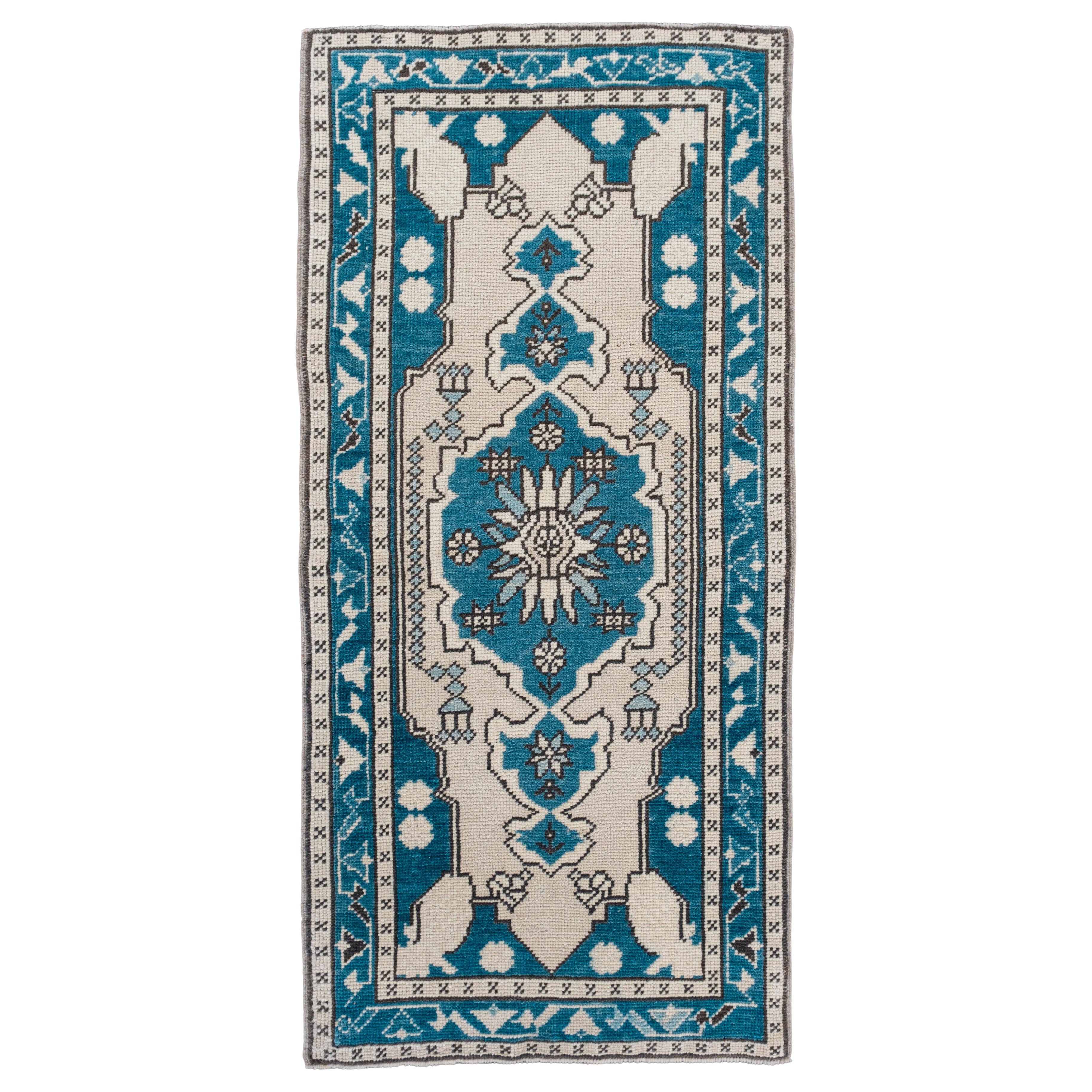 Mini tapis turc vintage noué à la main 1'9" x 3'8" n°10165 en vente