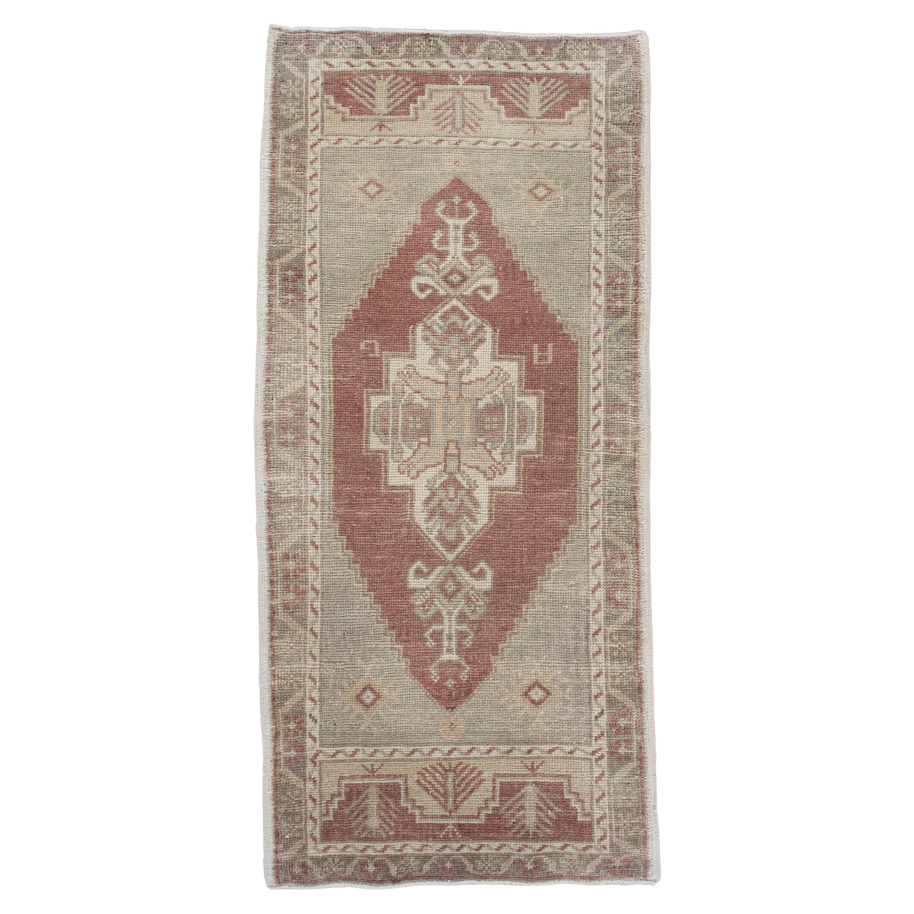 Orientalischer handgeknüpfter türkischer Vintage-Miniteppich 1'9" x 3'9" #10593