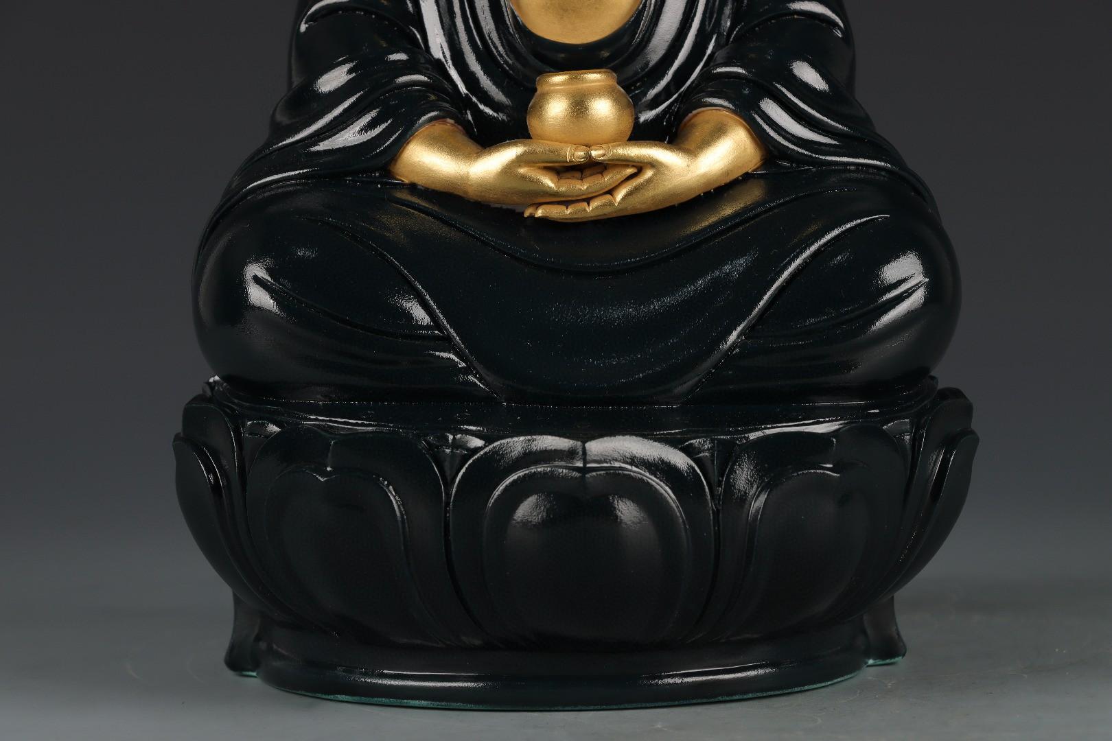 Old Oriental Handmade Gold Porcelain Buddha Statue In Excellent Condition For Sale In 景德镇市, CN