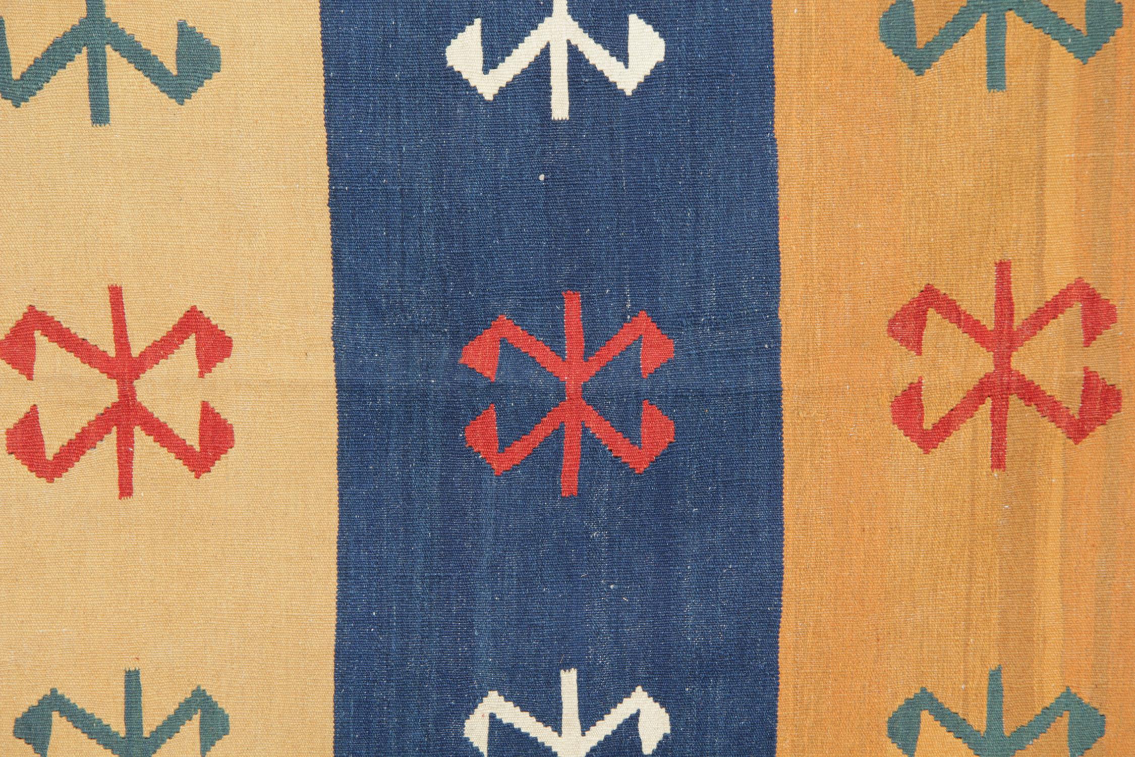 Dieser fantastische Stammes-Kilim ist ein hervorragendes Beispiel für traditionelle Kelim-Teppiche. Von Hand gewebt aus feinster handgesponnener Wolle in Flachgewebeoptik. Mit einer leuchtenden Farbpalette und einem modernen Tribal-Design. Gewebt in