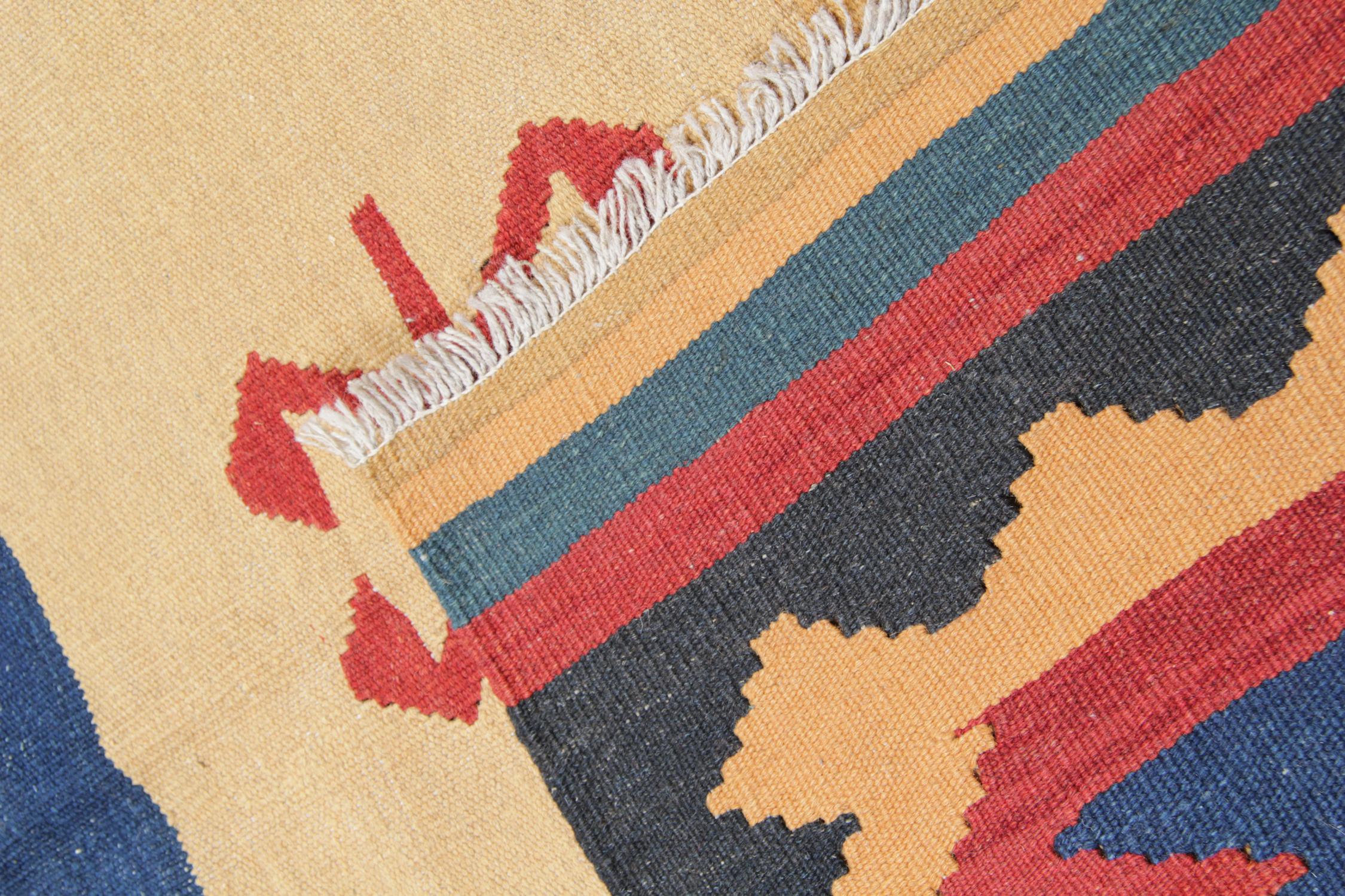 Orientalischer handgefertigter Kelim-Teppich aus Wolle in Beige und Blau, Stammeskunst (Ende des 20. Jahrhunderts)