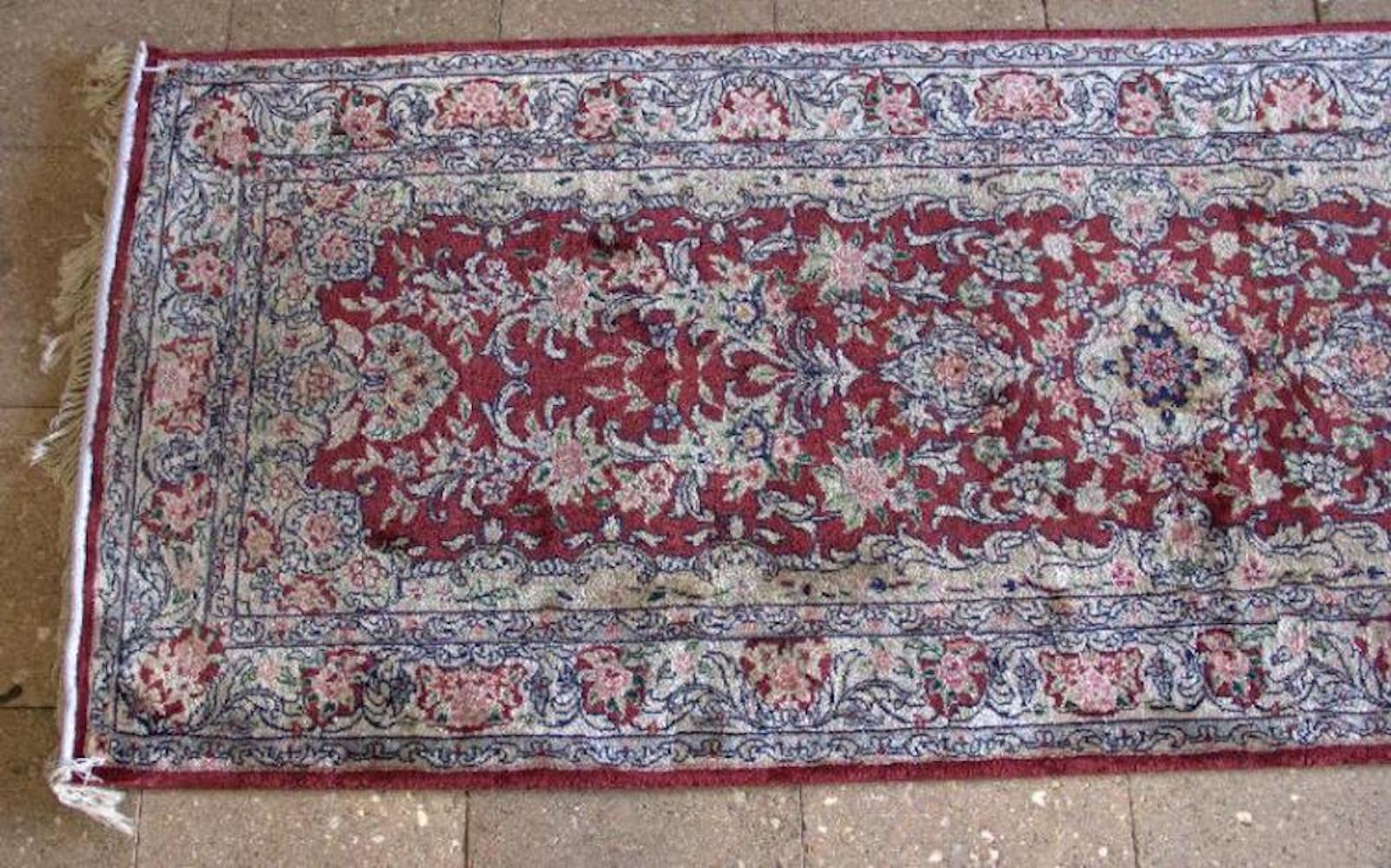 Oriental Handmade Silk Runner In Good Condition For Sale In Washington Crossing, PA